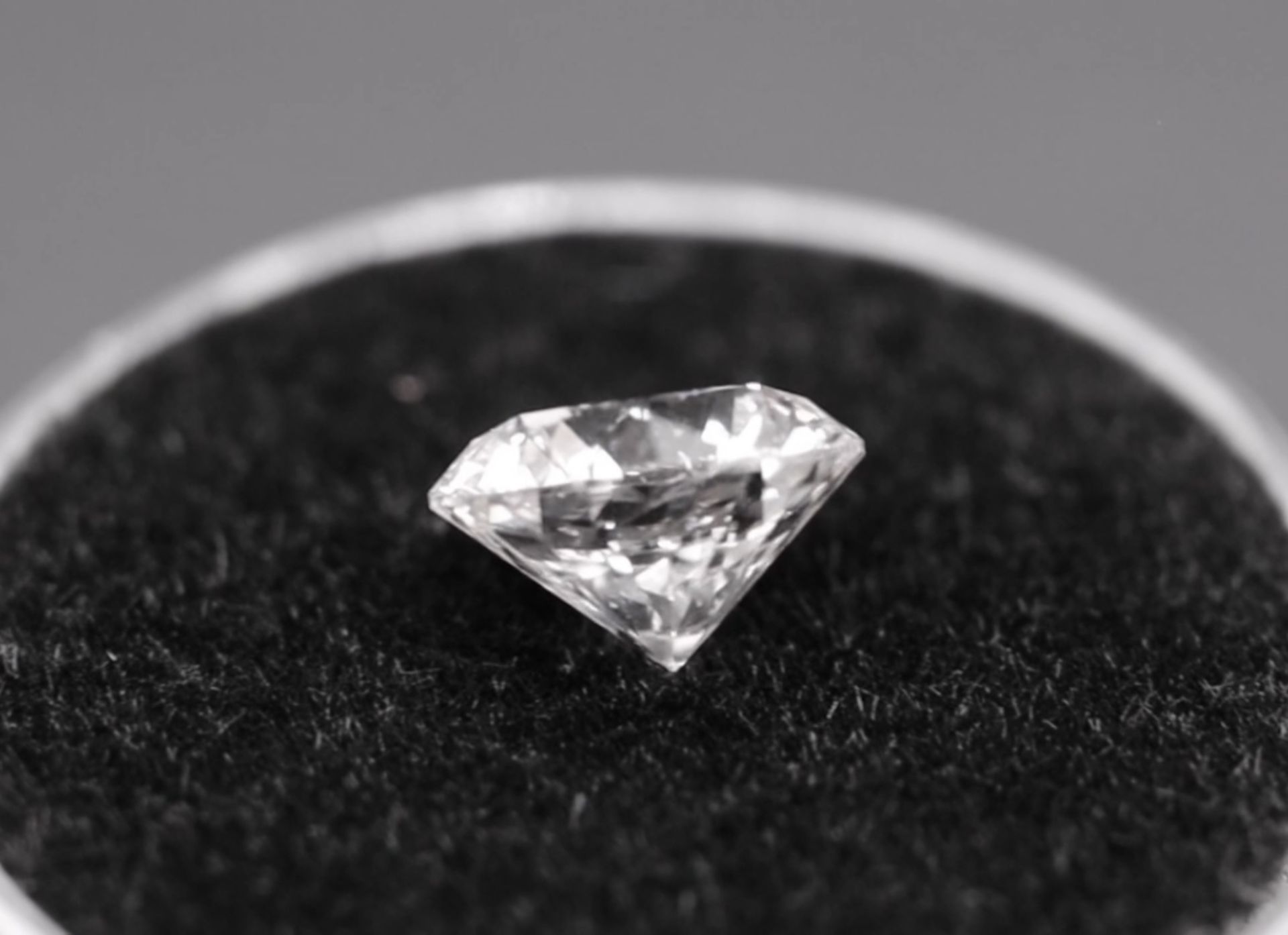 Single - Round Brilliant Cut Natural Diamond 2.05 Carat Colour E Clarity VS2 - AGI Certificate