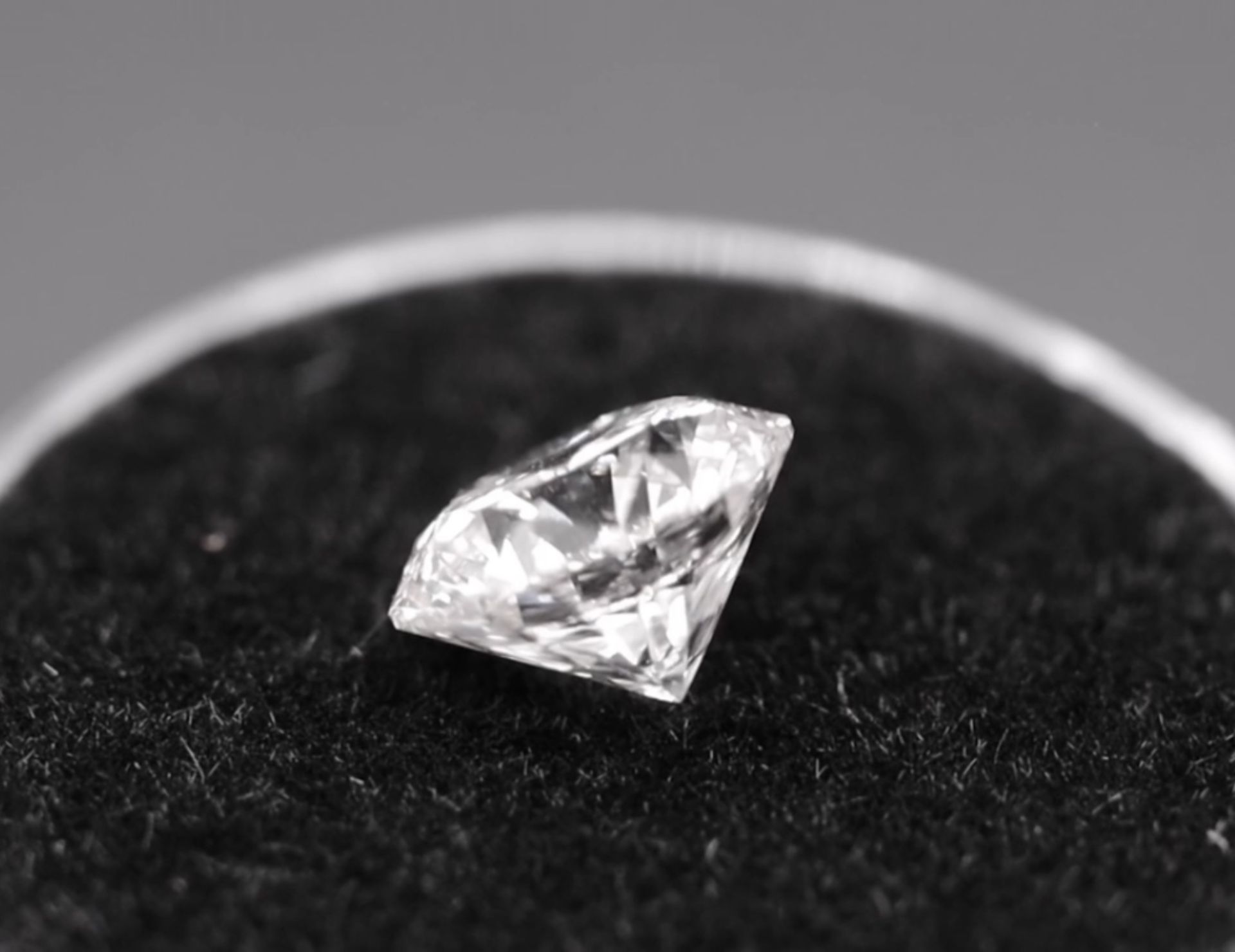 Single - Round Brilliant Cut Natural Diamond 2.05 Carat Colour E Clarity VS2 - AGI Certificate - Image 10 of 14