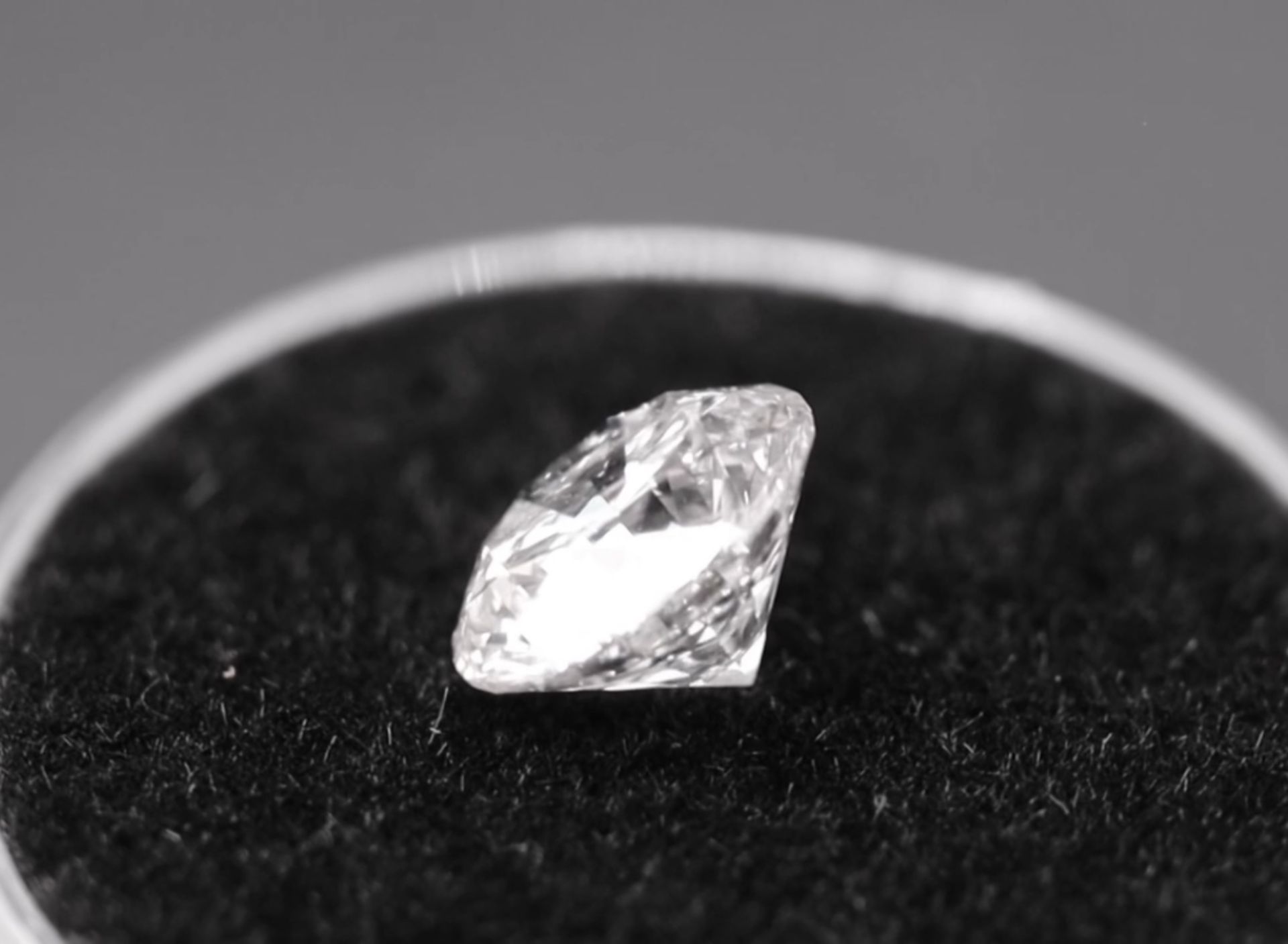 Single - Round Brilliant Cut Natural Diamond 2.05 Carat Colour E Clarity VS2 - AGI Certificate - Image 2 of 14
