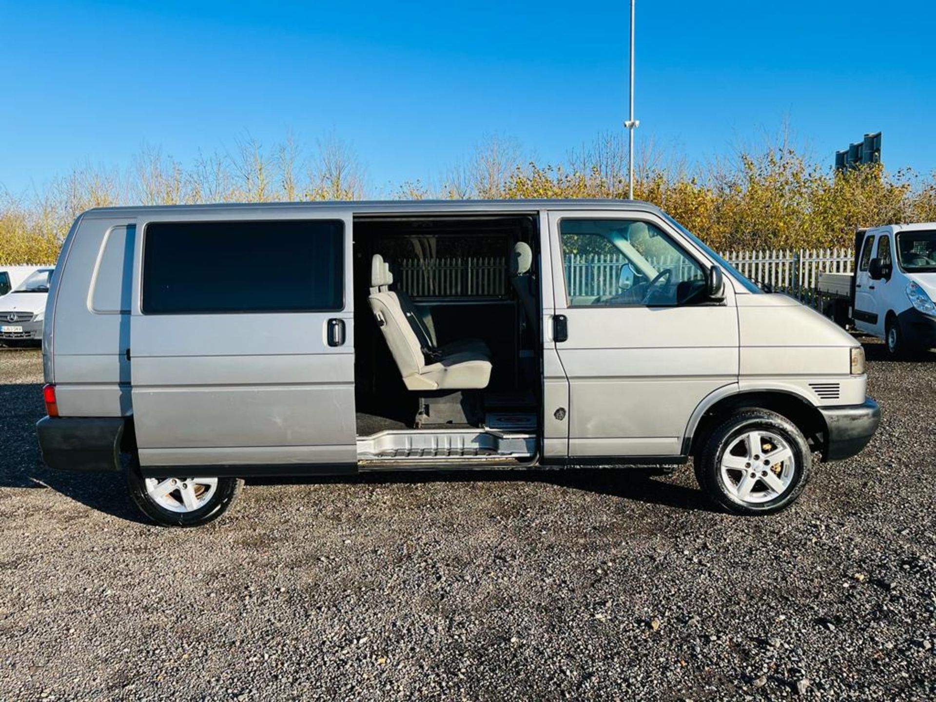 ** ON SALE ** Volkswagen Transporter 2.5 TDI LWB Crew Van 2000 'W Reg' Panel Van -A/C - No Vat - Image 4 of 28