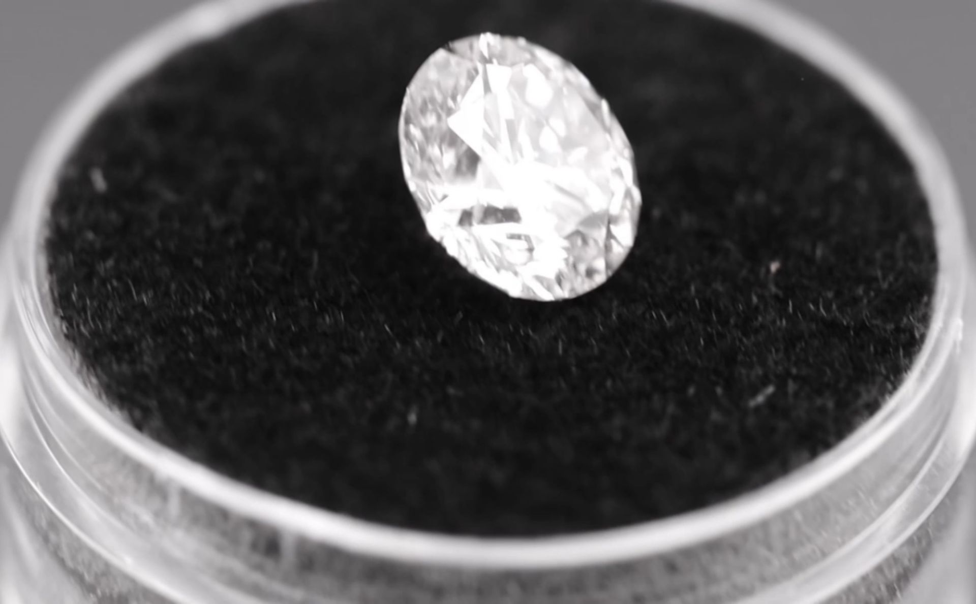 Single - Round Brilliant Cut Natural Diamond 2.05 Carat Colour E Clarity VS2 - AGI Certificate - Image 5 of 14