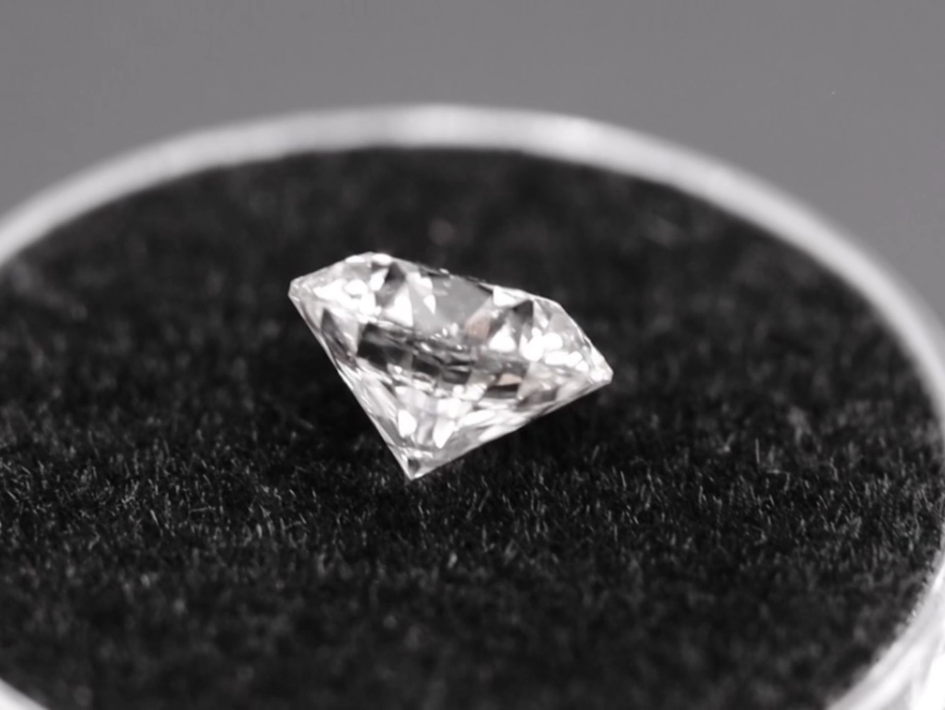 Single - Round Brilliant Cut Natural Diamond 2.05 Carat Colour E Clarity VS2 - AGI Certificate - Image 11 of 14