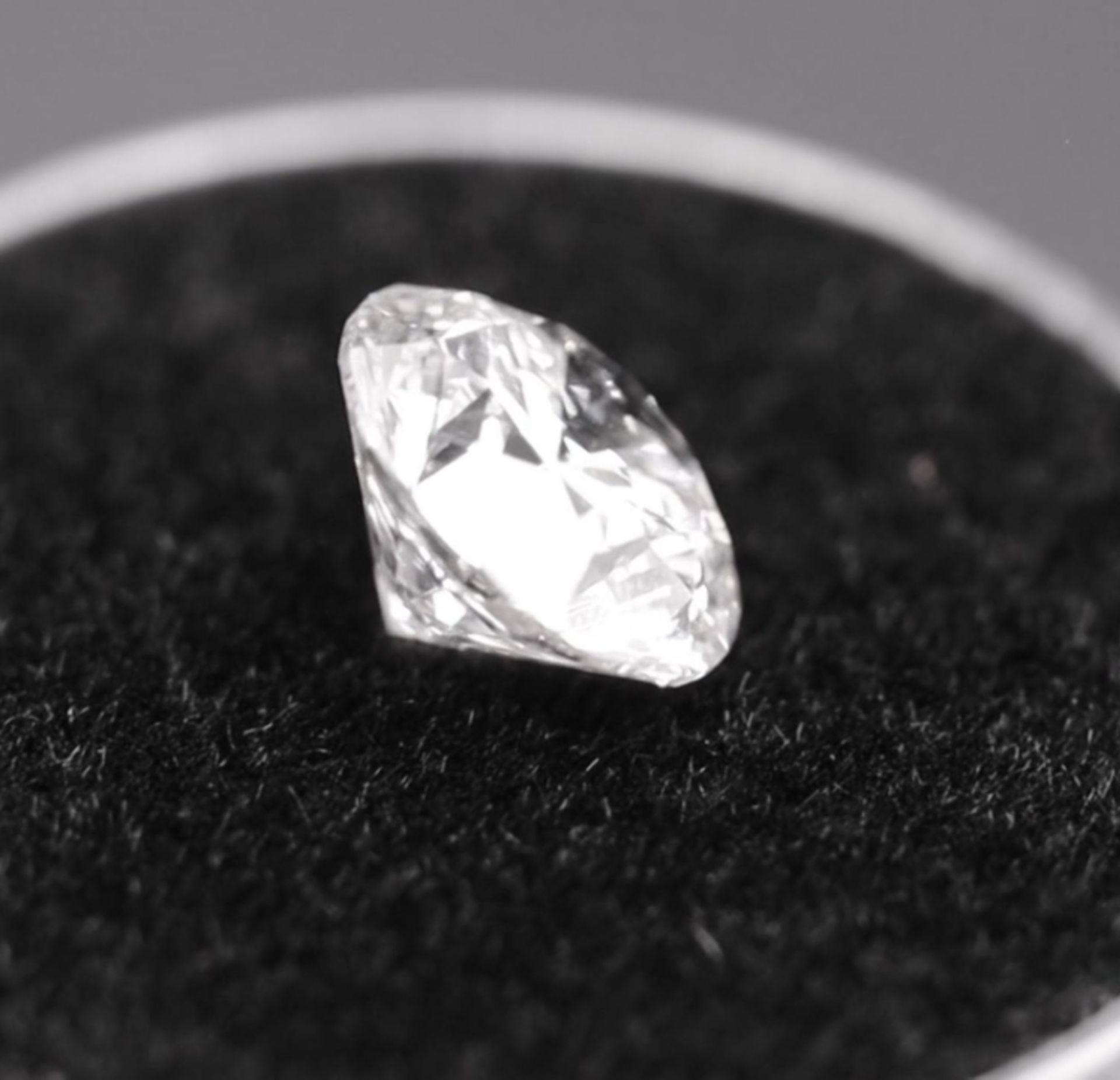 Single - Round Brilliant Cut Natural Diamond 2.05 Carat Colour E Clarity VS2 - AGI Certificate - Image 13 of 14