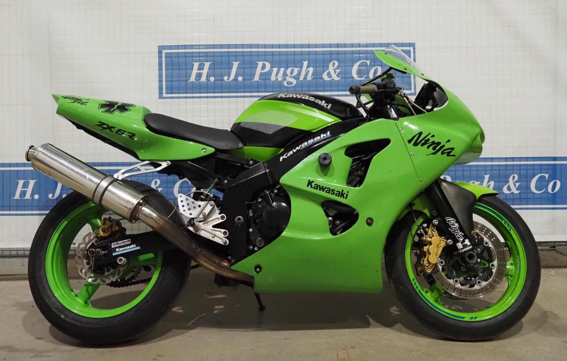 Kawasaki ZX6R motorcycle. 2001. Out of a collection. Ran before stored. Reg. Y292 HWG. V5