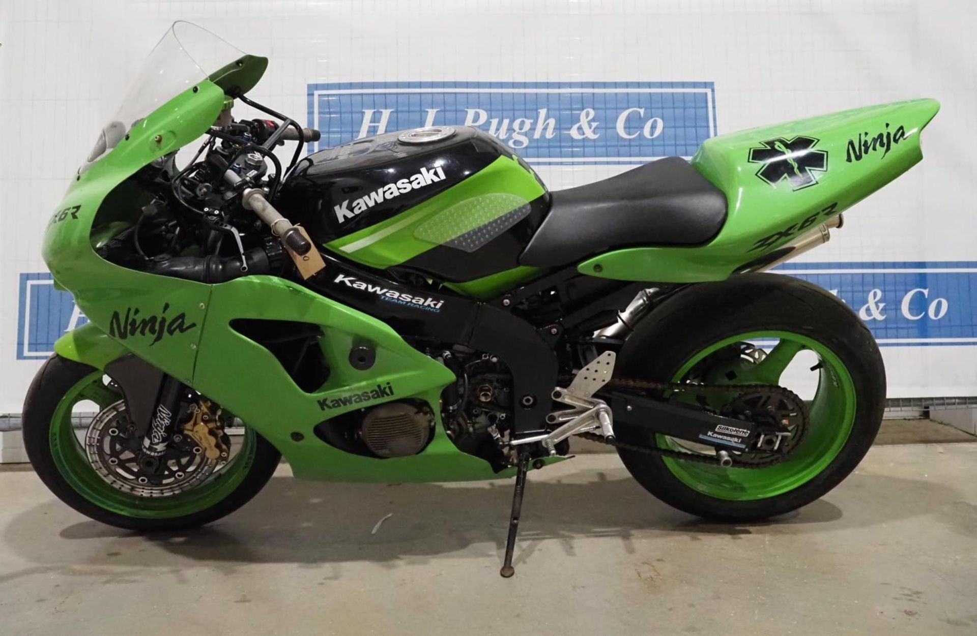 Kawasaki ZX6R motorcycle. 2001. Out of a collection. Ran before stored. Reg. Y292 HWG. V5 - Image 5 of 5