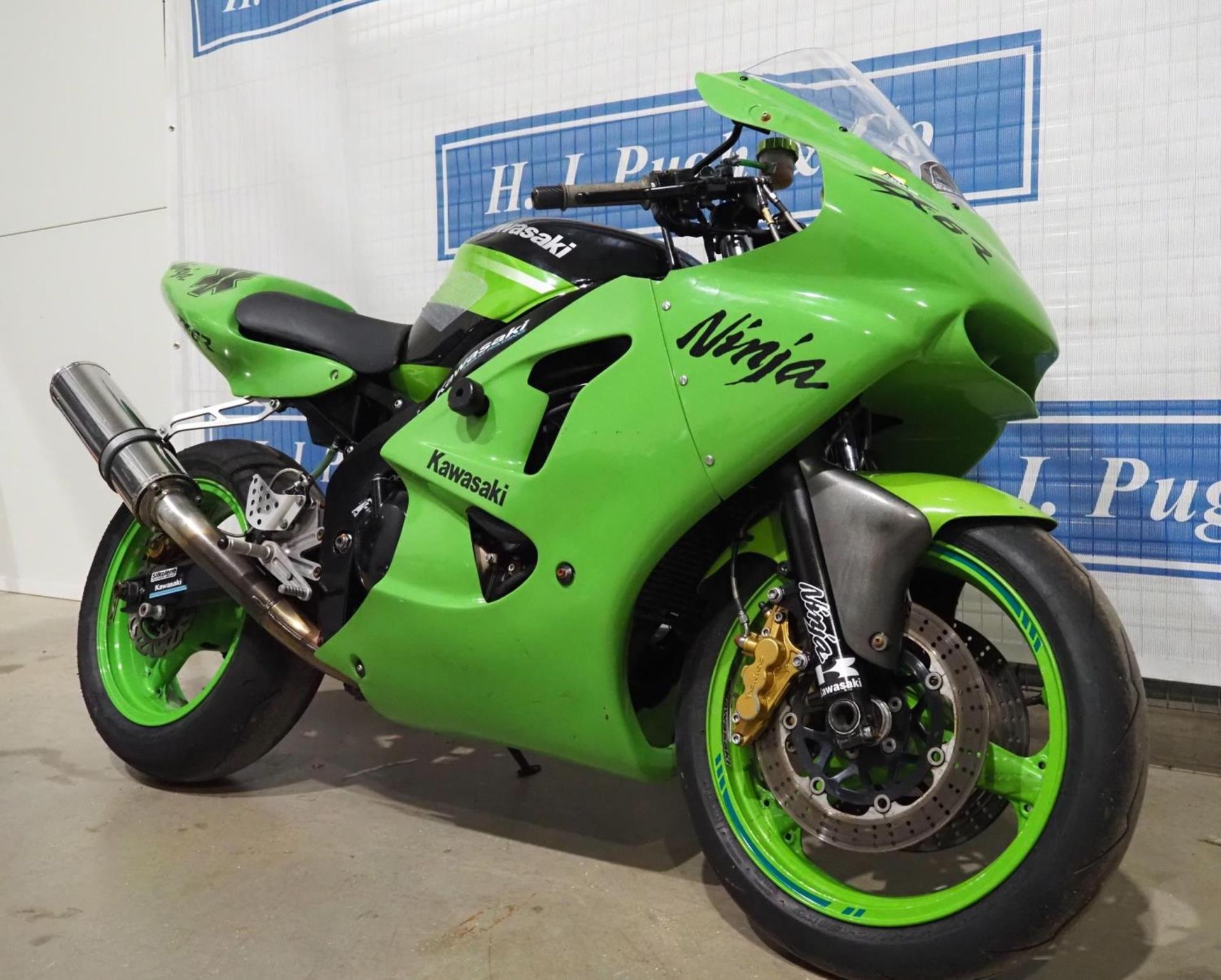 Kawasaki ZX6R motorcycle. 2001. Out of a collection. Ran before stored. Reg. Y292 HWG. V5 - Image 2 of 5