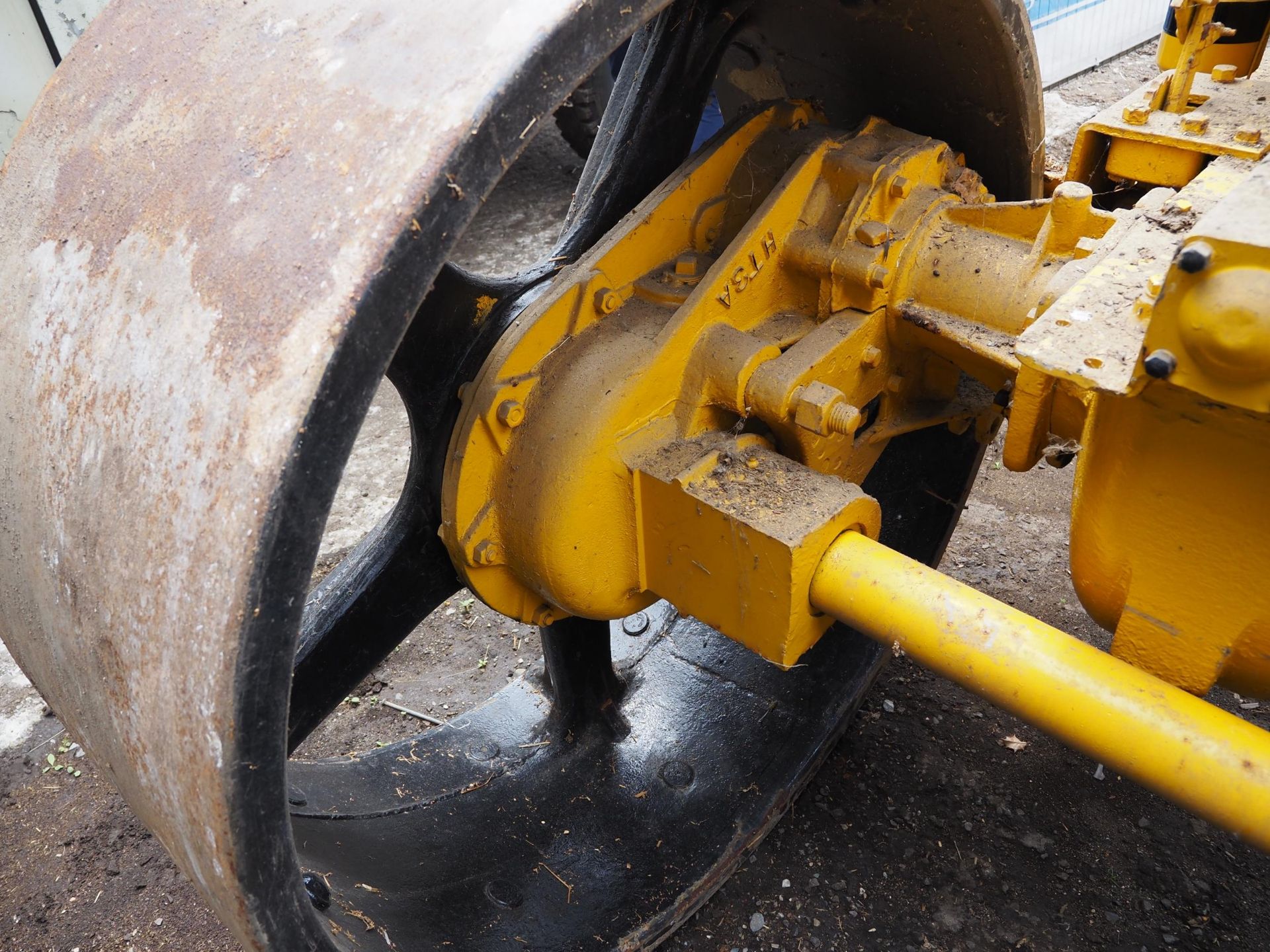 Austin Bull Pup roll on McCormick Deering unit. Very rare. Cracked engine block. SN- S1N1902 - Image 6 of 7