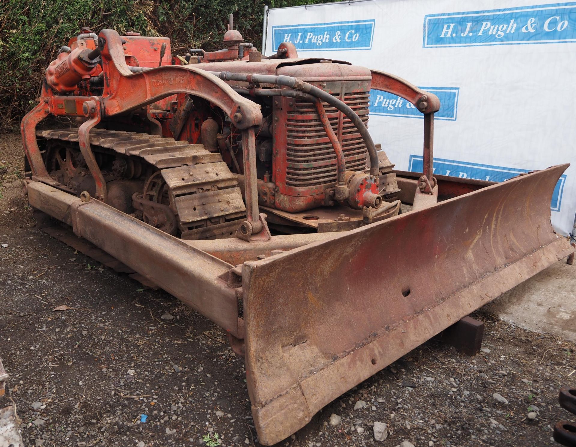 International TD 9 crawler. Petrol/diesel. With Ruston Bucyrus blade and Cargo winch. Ex forestry