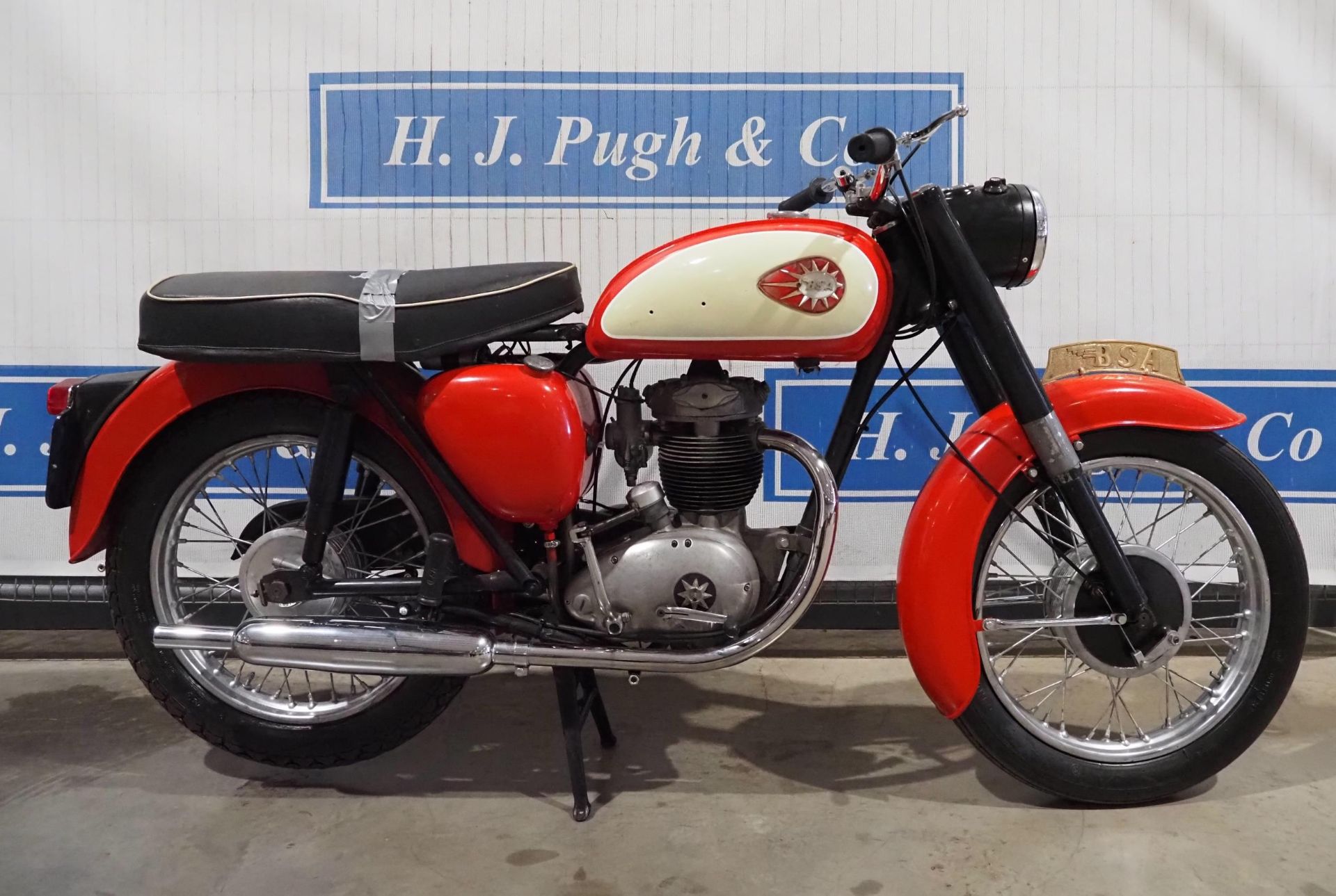 BSA B40 motorcycle. 1961. This bike is 90% compete and just need finishing. Reg. SSL 718. V5