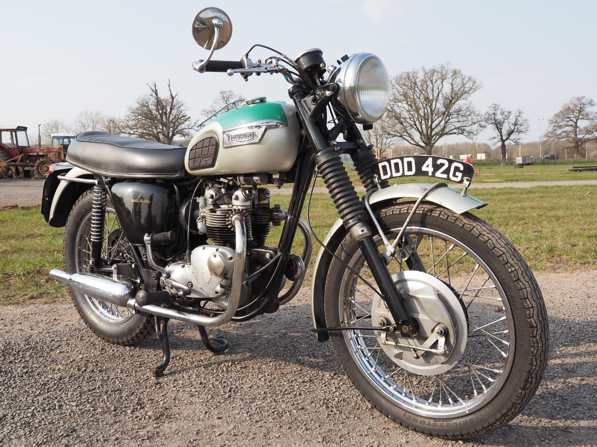 Triumph motorcycle. Believed to be a T100. Has other parts on it. Owned for many years by previous - Image 7 of 18