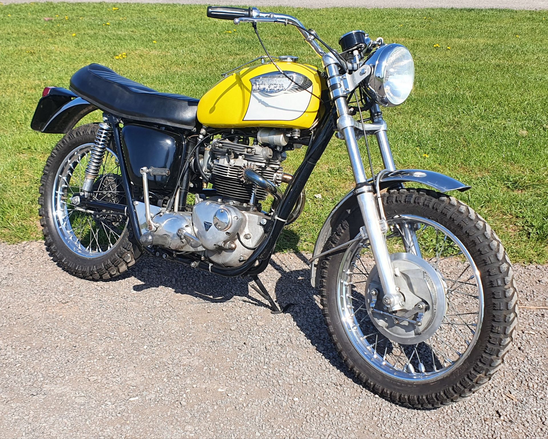 Triumph TR6 motorcycle. 650cc. 1963. Ceriani forks, TLS brake, top end rebuild with new STD - Image 11 of 14