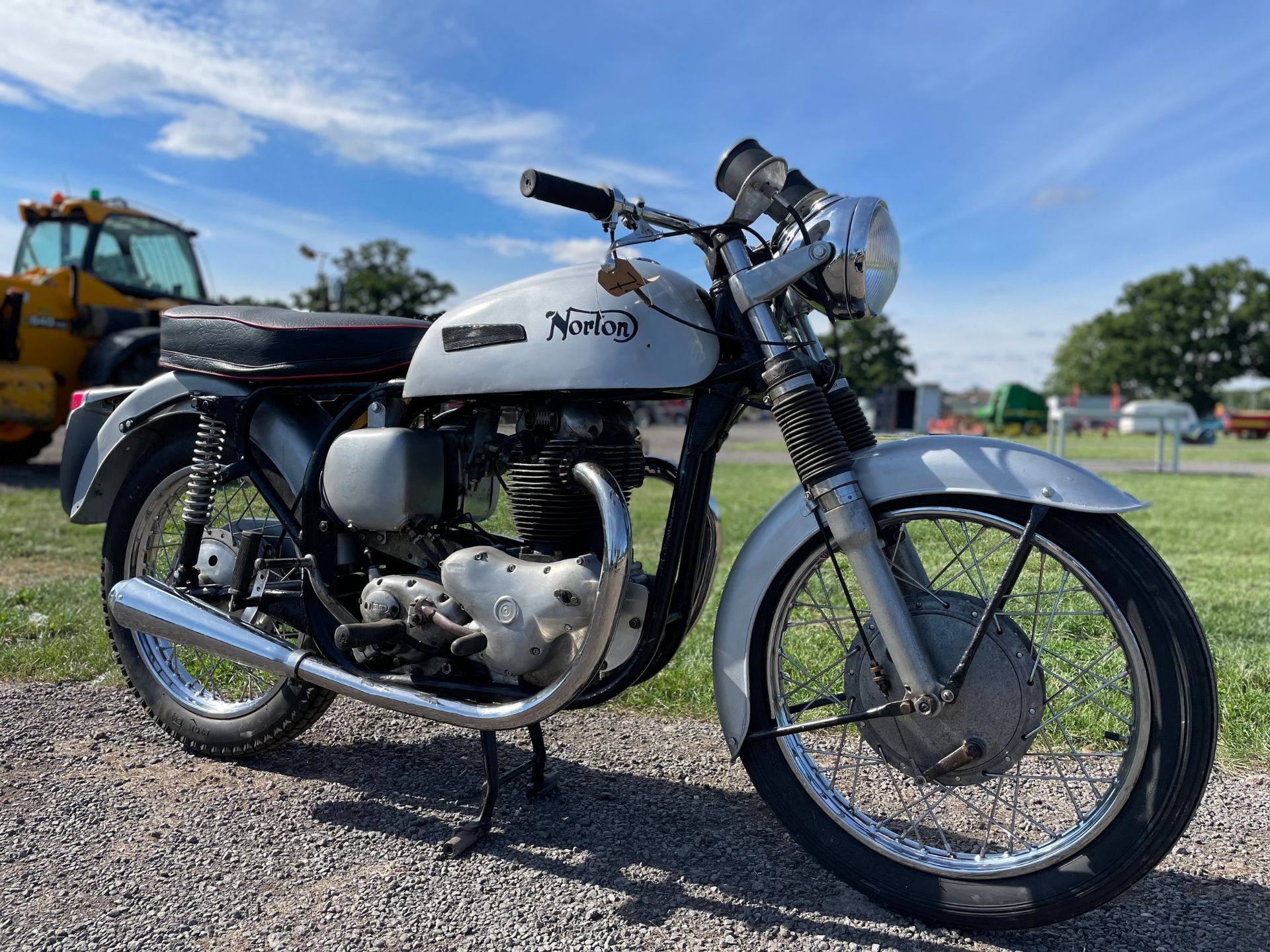 Norton 650cc SS motorcycle. 1964. Rebuilt forks and wheels. Great project. No docs - Image 3 of 10
