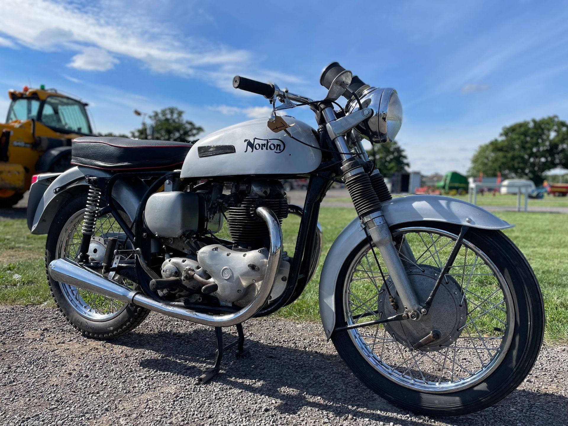 Norton 650cc SS motorcycle. 1964. Rebuilt forks and wheels. Great project. No docs - Image 4 of 10