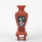 Balusterförmige Vase auf Holzstand, Roter Schnitzlack