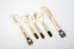 Fünf Vorleger aus Perlmutt