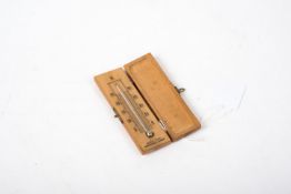 Kleines Taschenthermometer in einer Holzschatulle