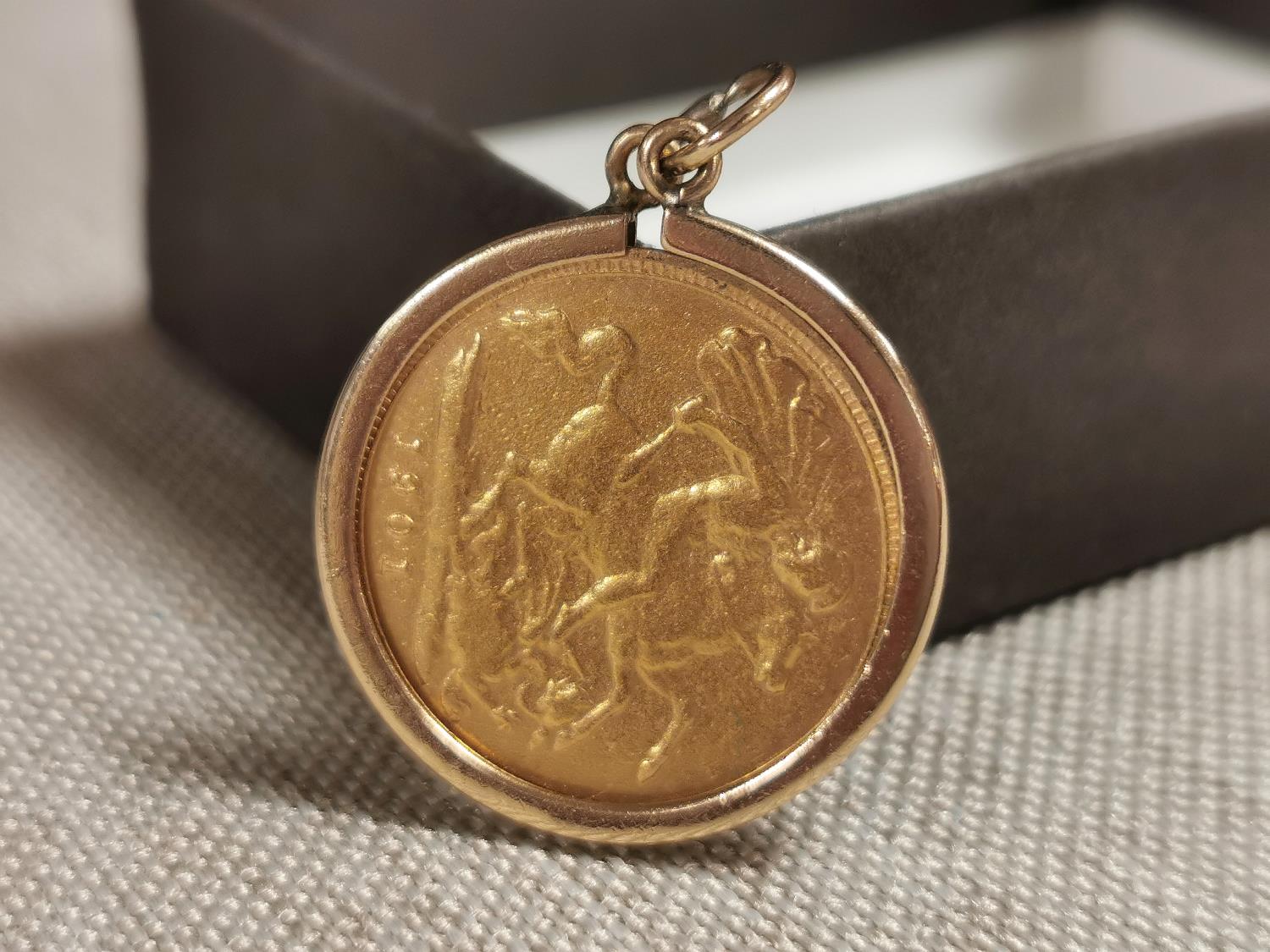 1901 Half Sovereign Gold Coin & Mount - 5g weight