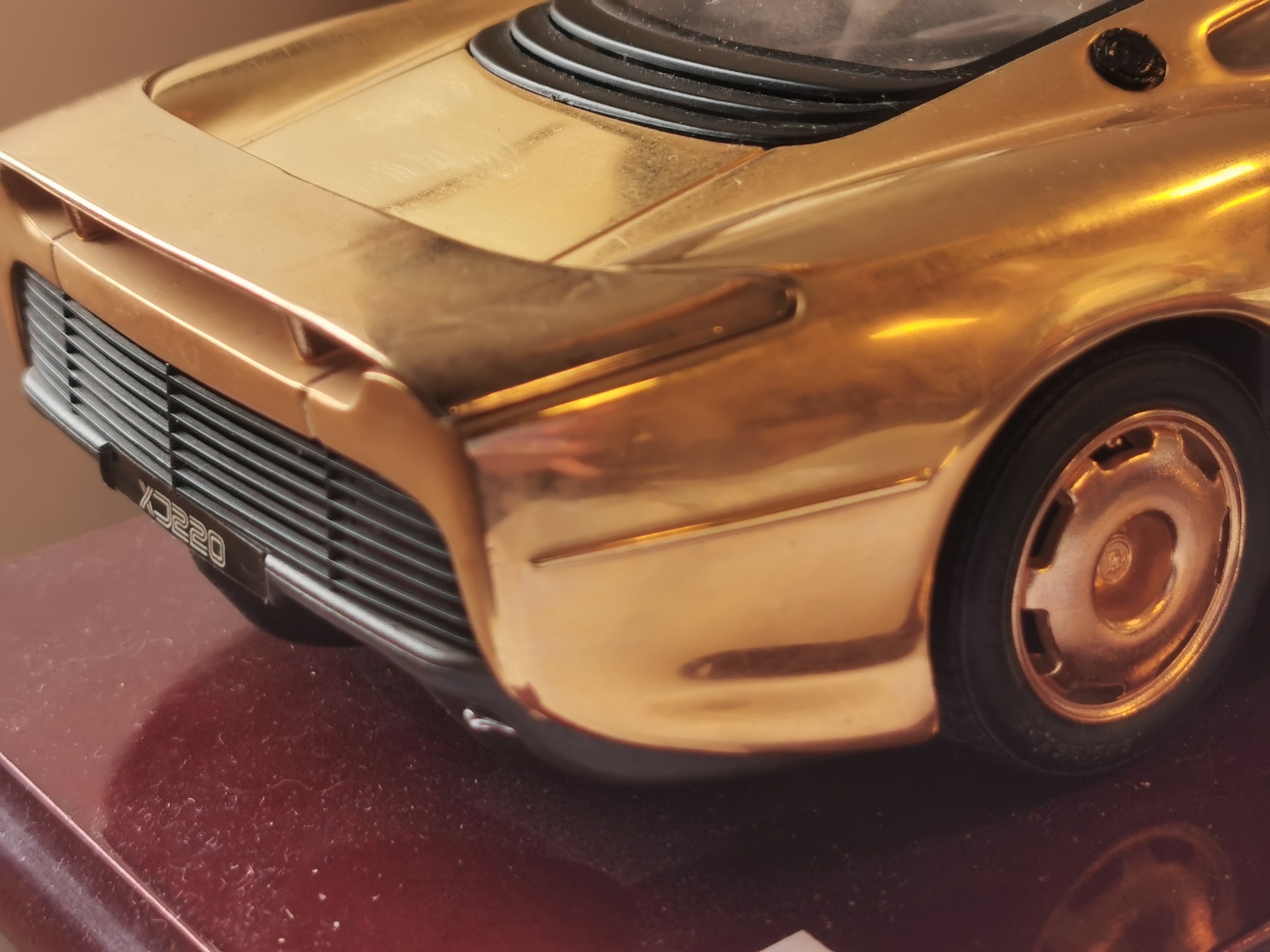 Jaguar XJ220 1:18 Scale Model Sports Car in 22ct Gold Plate - Image 4 of 5