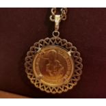 1982 Gold Half Sovereign Coin w/9ct Gold Necklace & Mount - total weight 21g
