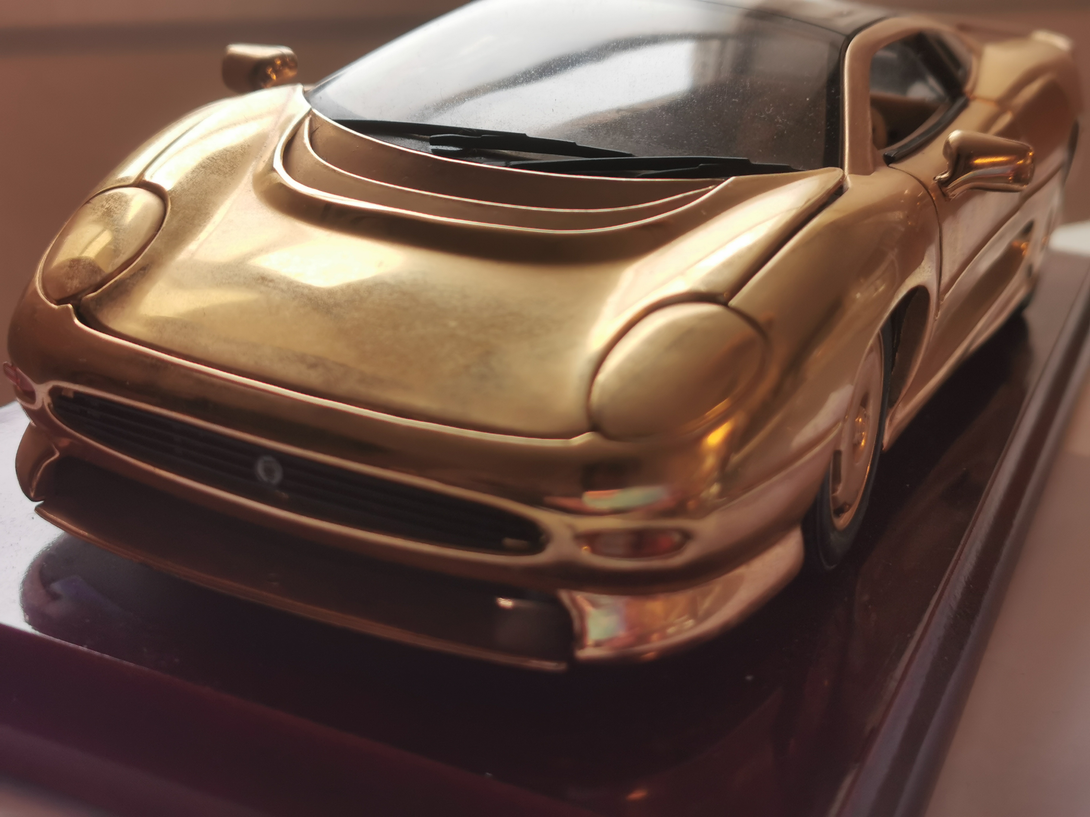 Jaguar XJ220 1:18 Scale Model Sports Car in 22ct Gold Plate - Image 5 of 5