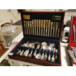 Viners of Sheffield Cased 100pc Canteen of Cutlery