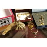 Good Collection of Various Decorative 9ct Gold Jewellery & Brooches + a 750-marked Ring