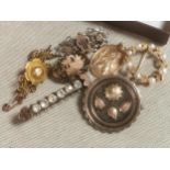 Good Collection of Brooches and Mourning Brooches inc 9ct Gold and Silver Examples
