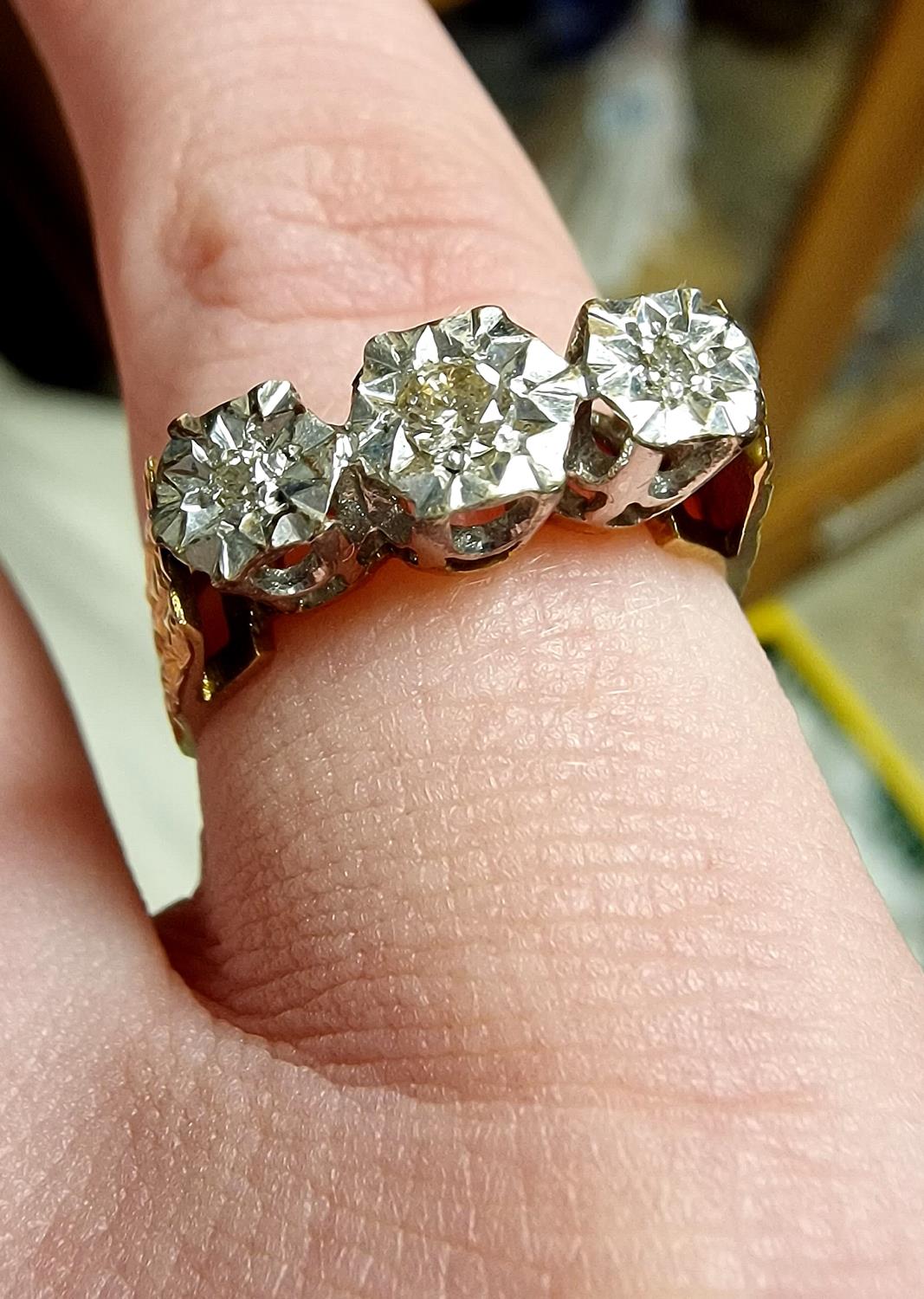 Triple Diamond 9ct Gold Ring - size m - Image 2 of 3
