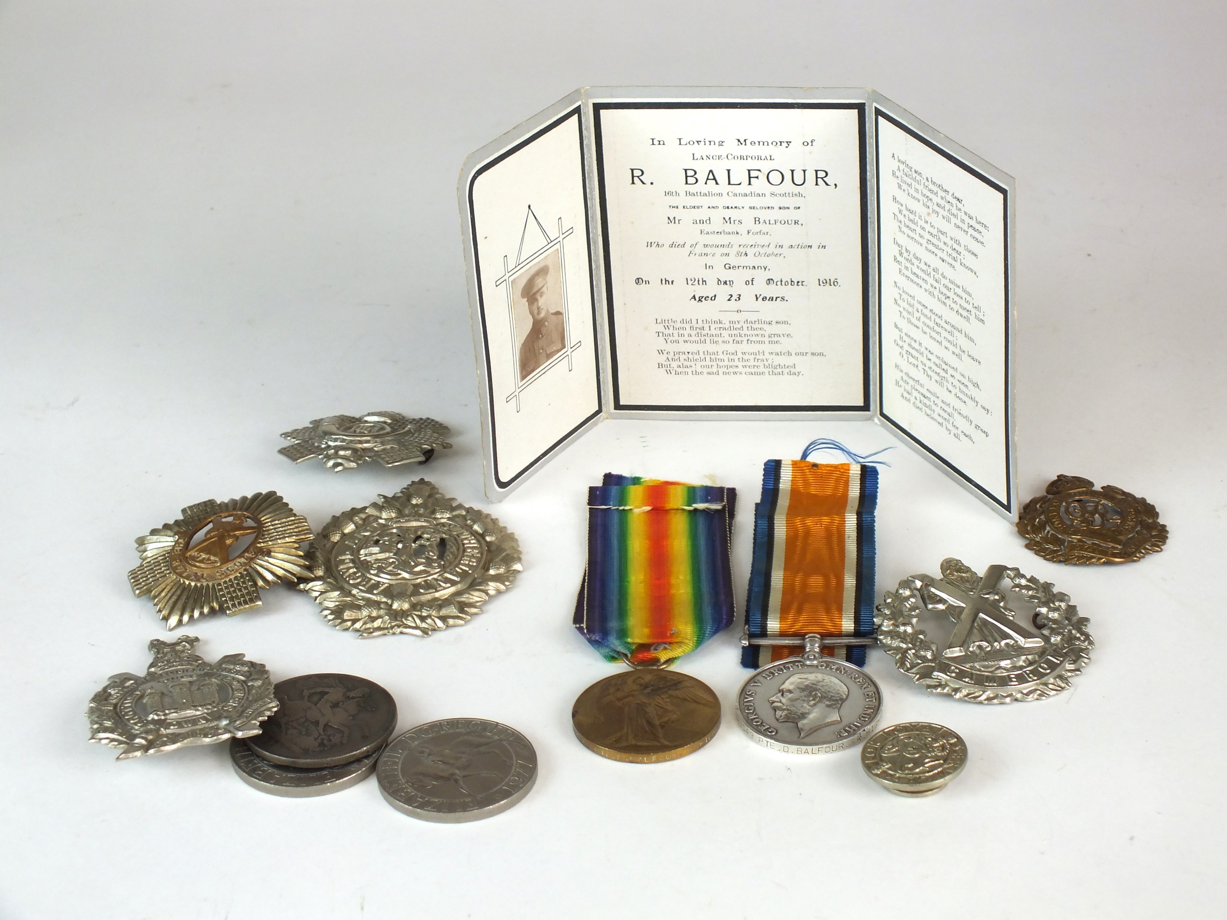 First World War medal pair, Memorium card and group of assorted badges