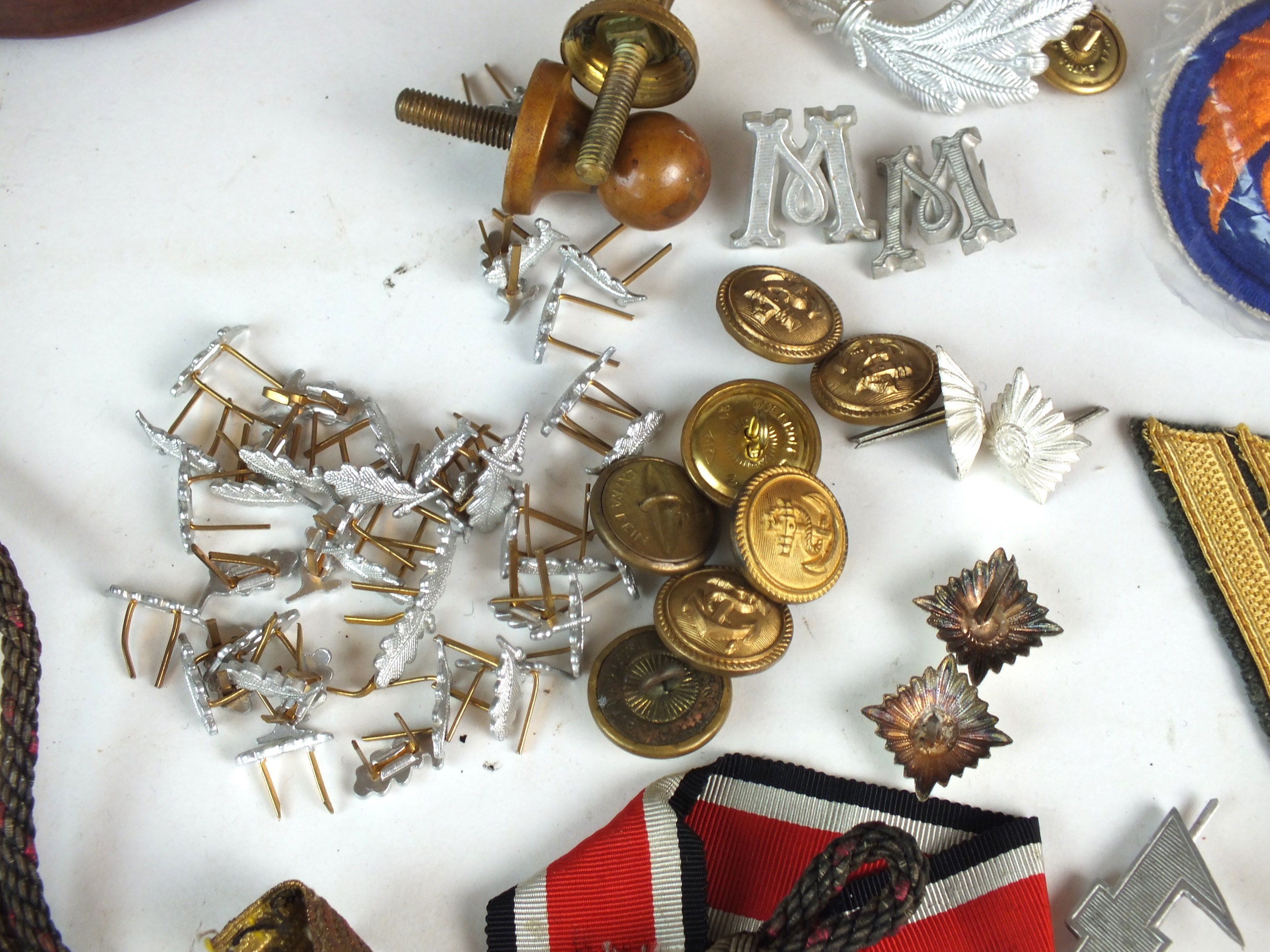 A mixed lot of insignia, uniform and various parts comprising SA Dagger handle, roll of khaki cloth, - Image 4 of 4