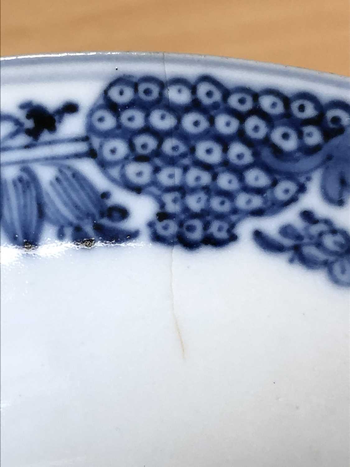 A pair of Chinese blue and white spittoons, 18th century - Image 4 of 8