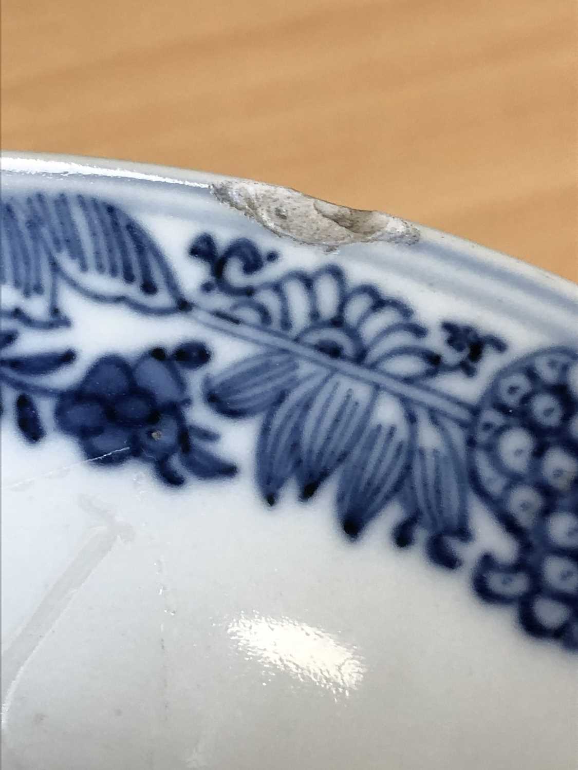 A pair of Chinese blue and white spittoons, 18th century - Image 2 of 8