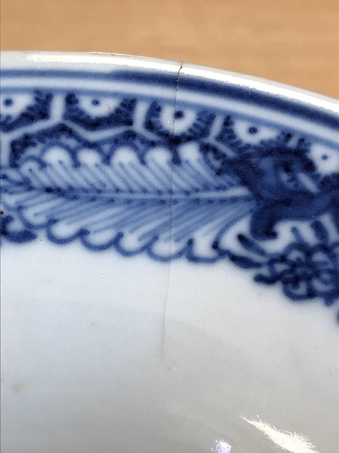 A pair of Chinese blue and white spittoons, 18th century - Image 8 of 8