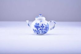 A small Chinese blue and white teapot from the Vung Tau cargo, Kangxi