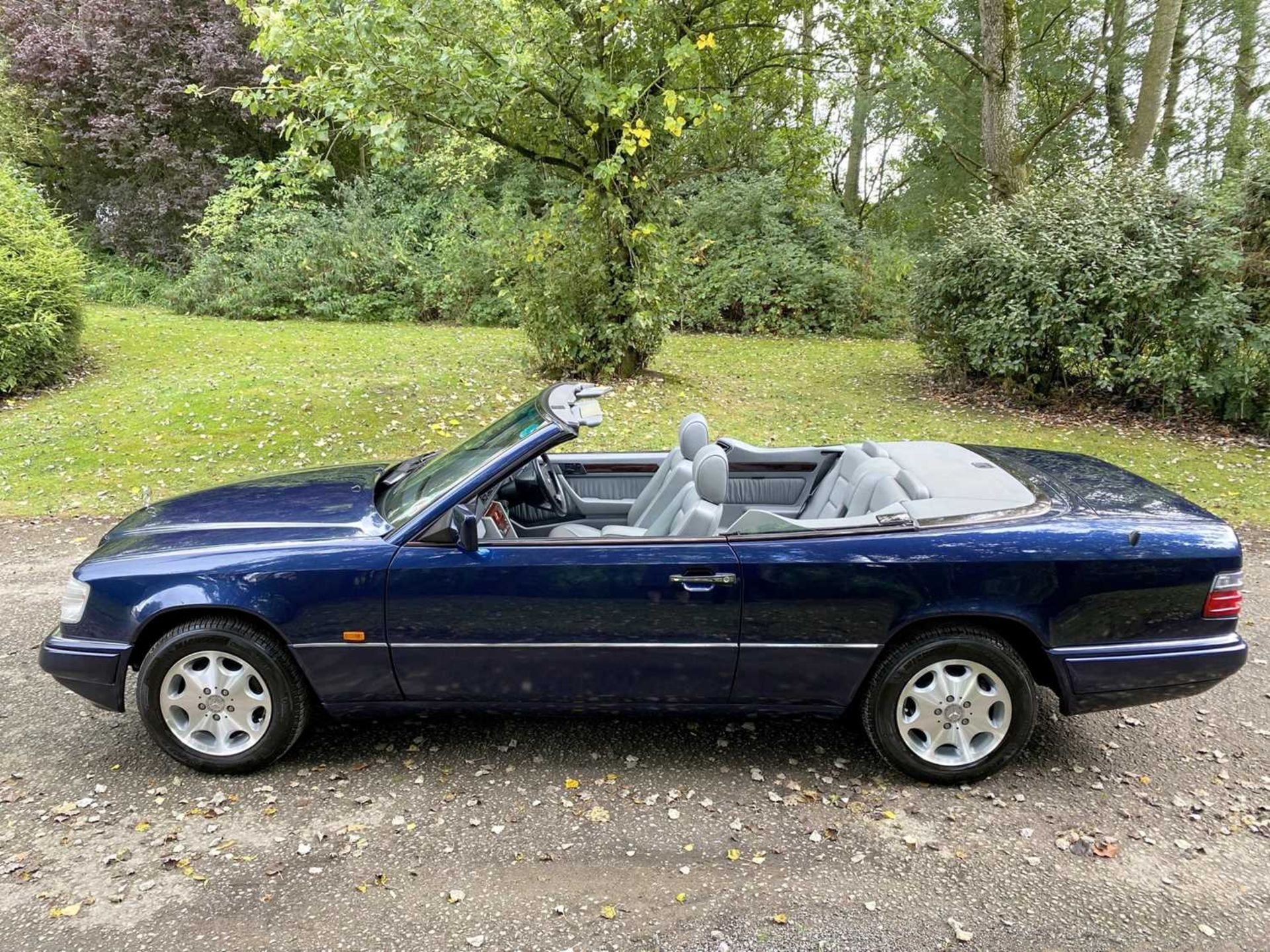 1995 Mercedes-Benz E220 Cabriolet A simply exceptional example of the increasingly desirable pillarl - Image 17 of 79