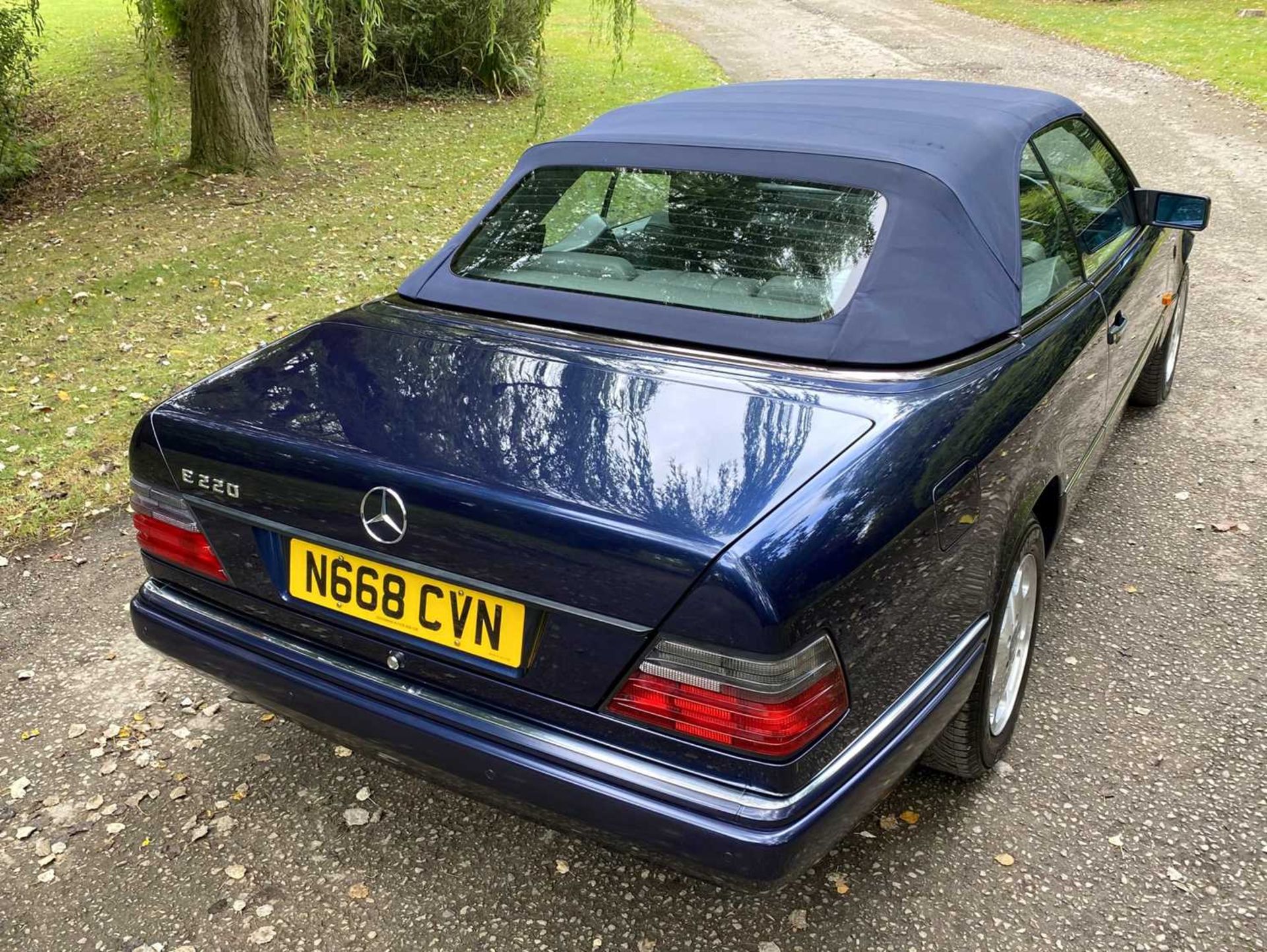 1995 Mercedes-Benz E220 Cabriolet A simply exceptional example of the increasingly desirable pillarl - Image 34 of 79