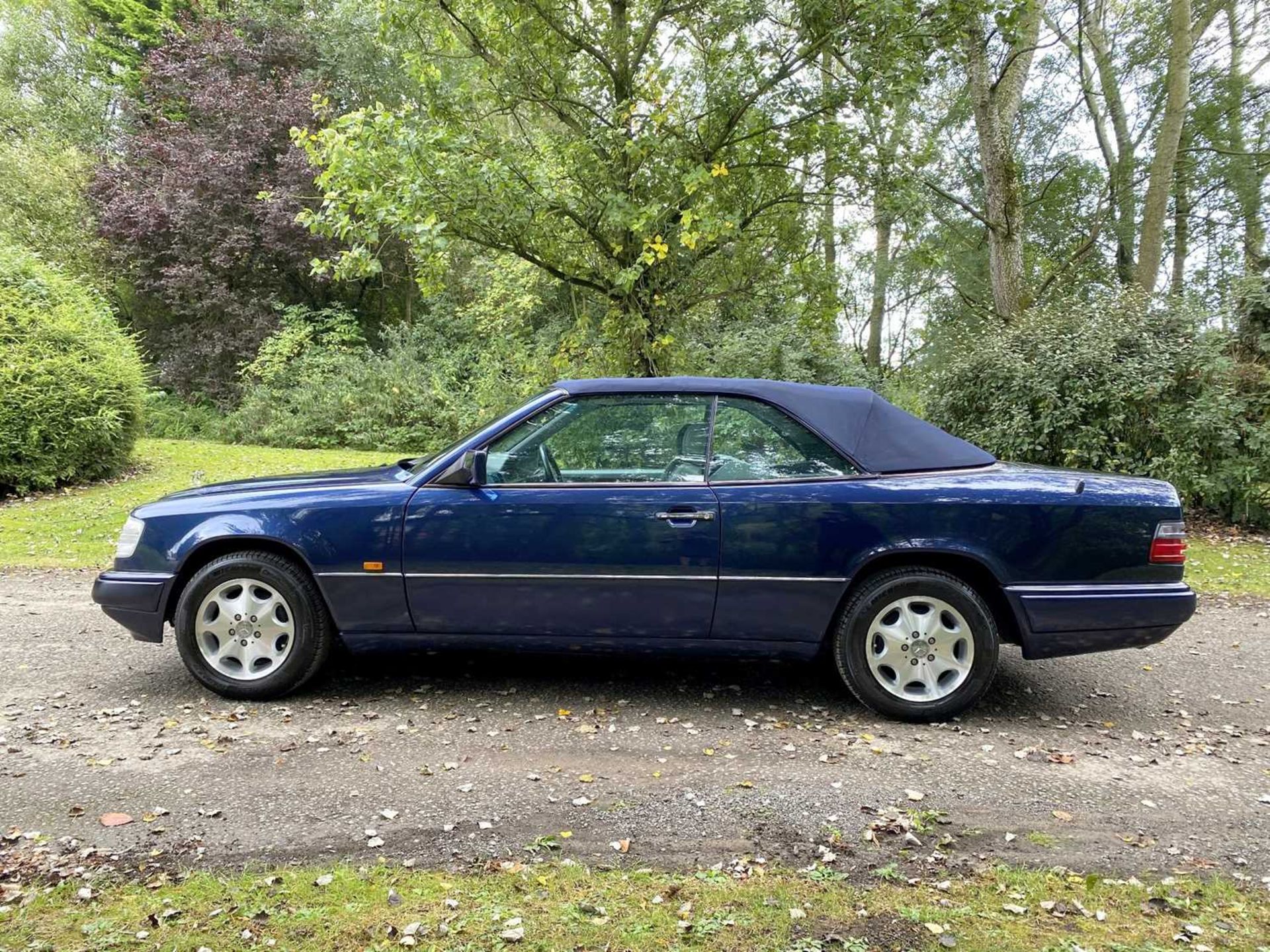 1995 Mercedes-Benz E220 Cabriolet A simply exceptional example of the increasingly desirable pillarl - Image 15 of 79