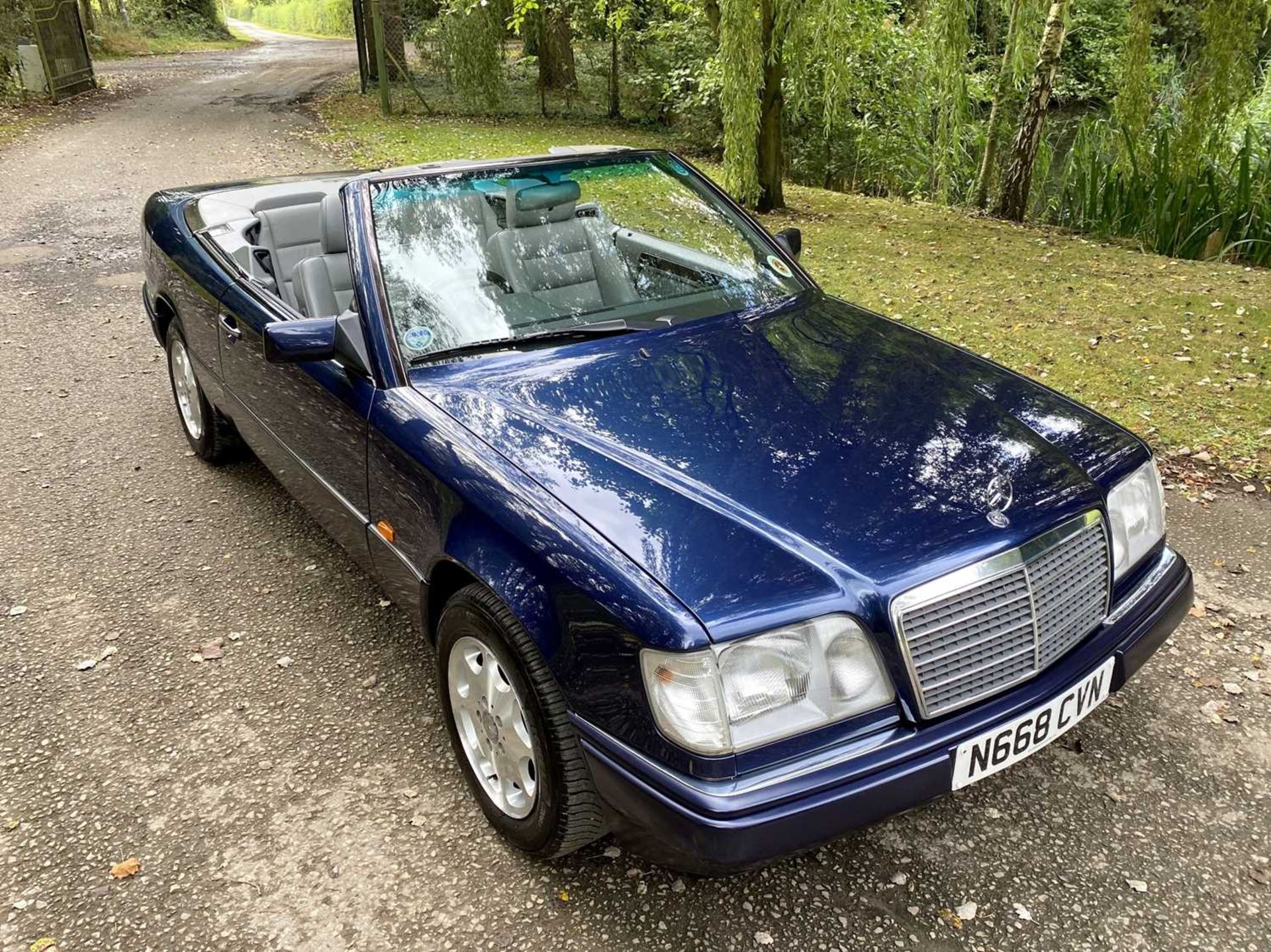 1995 Mercedes-Benz E220 Cabriolet A simply exceptional example of the increasingly desirable pillarl - Image 5 of 79