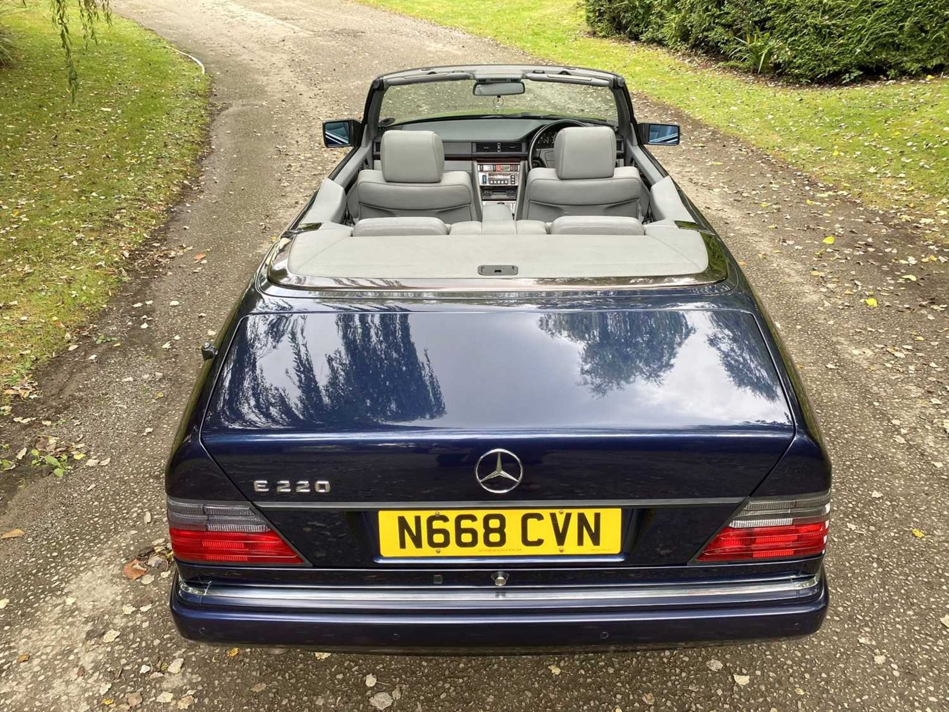 1995 Mercedes-Benz E220 Cabriolet A simply exceptional example of the increasingly desirable pillarl - Image 22 of 79