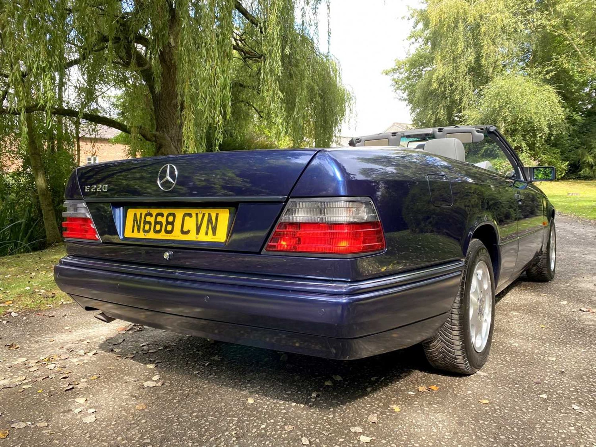 1995 Mercedes-Benz E220 Cabriolet A simply exceptional example of the increasingly desirable pillarl - Image 24 of 79