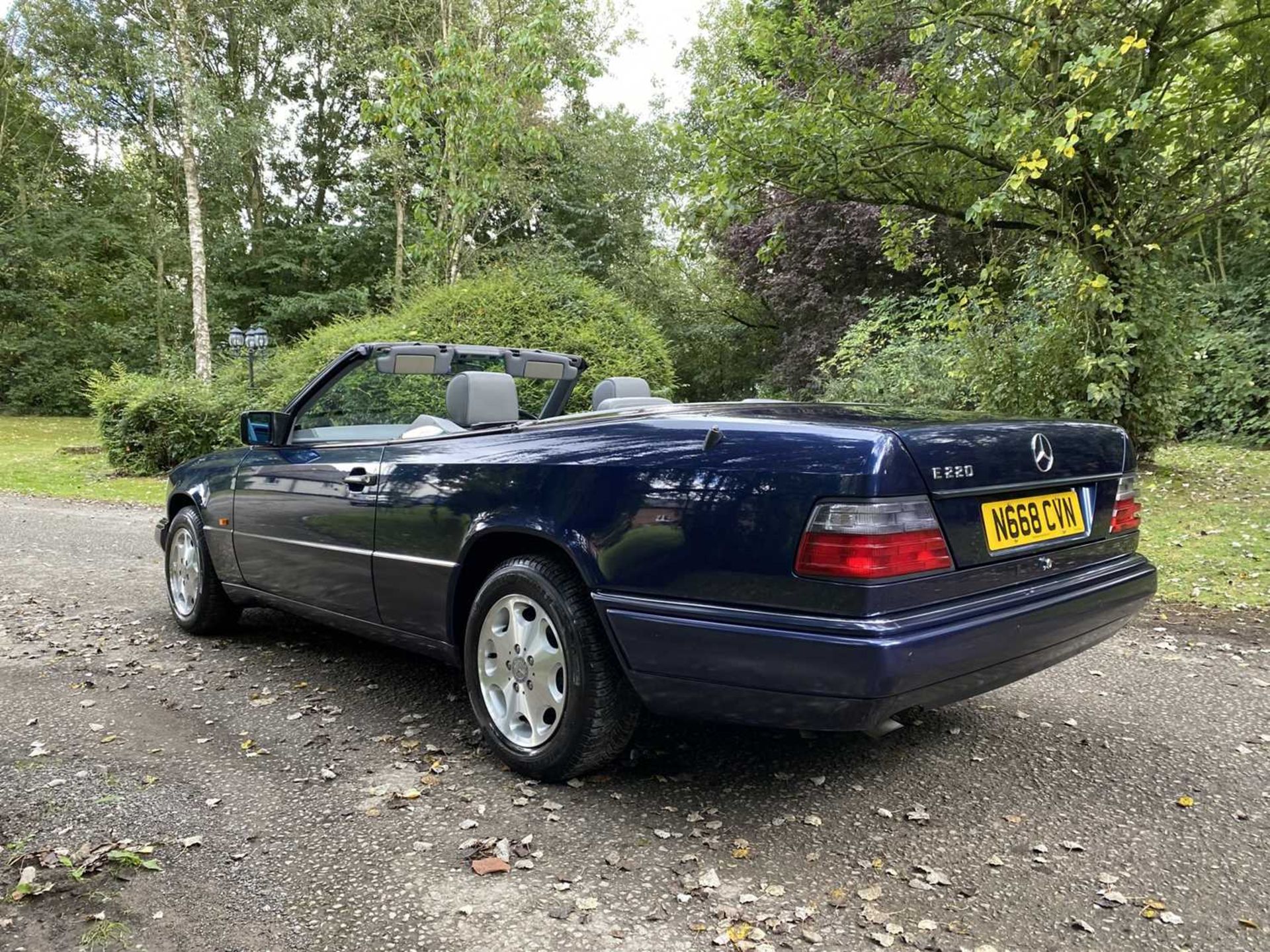1995 Mercedes-Benz E220 Cabriolet A simply exceptional example of the increasingly desirable pillarl - Image 29 of 79