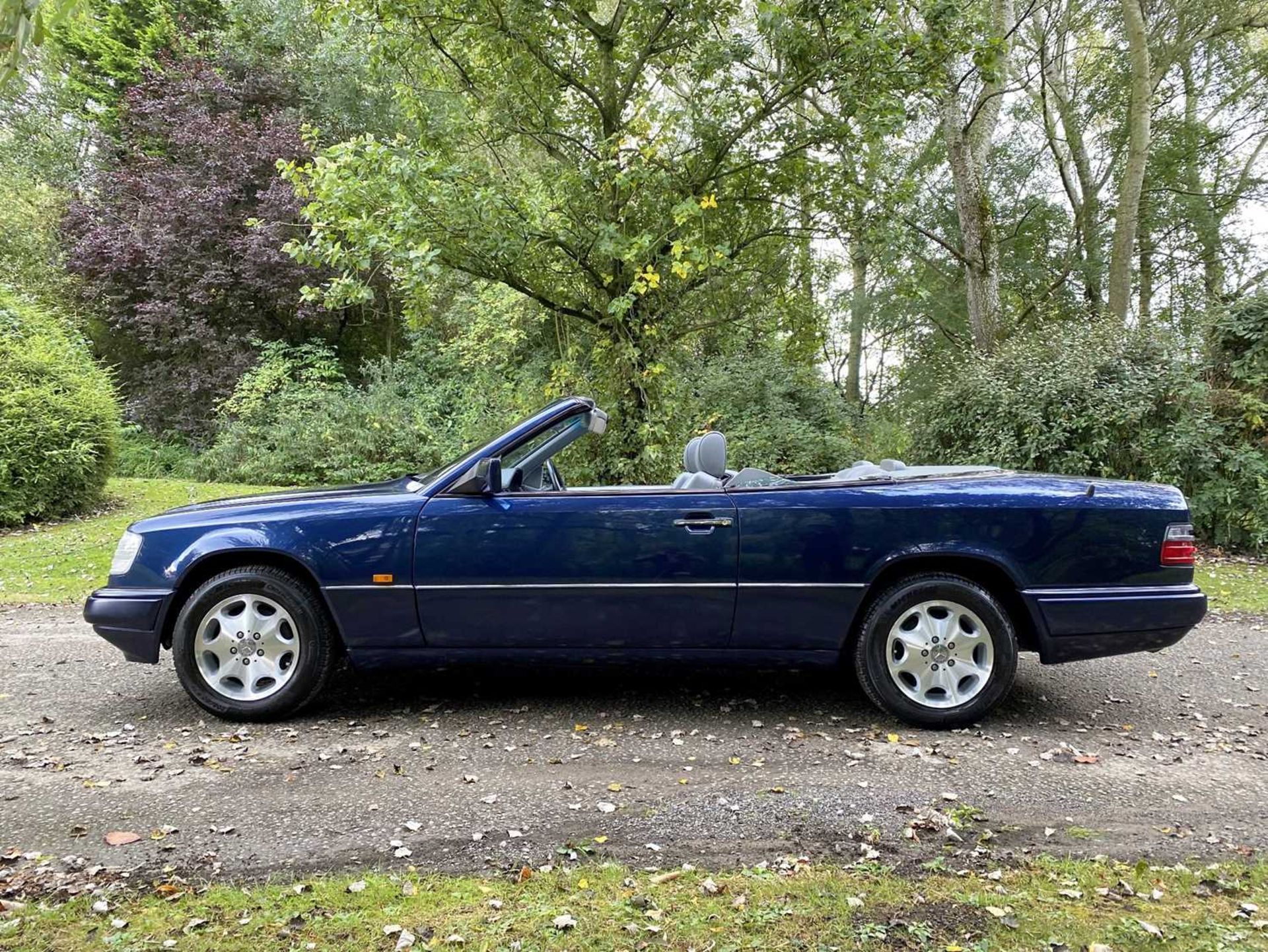 1995 Mercedes-Benz E220 Cabriolet A simply exceptional example of the increasingly desirable pillarl - Image 13 of 79