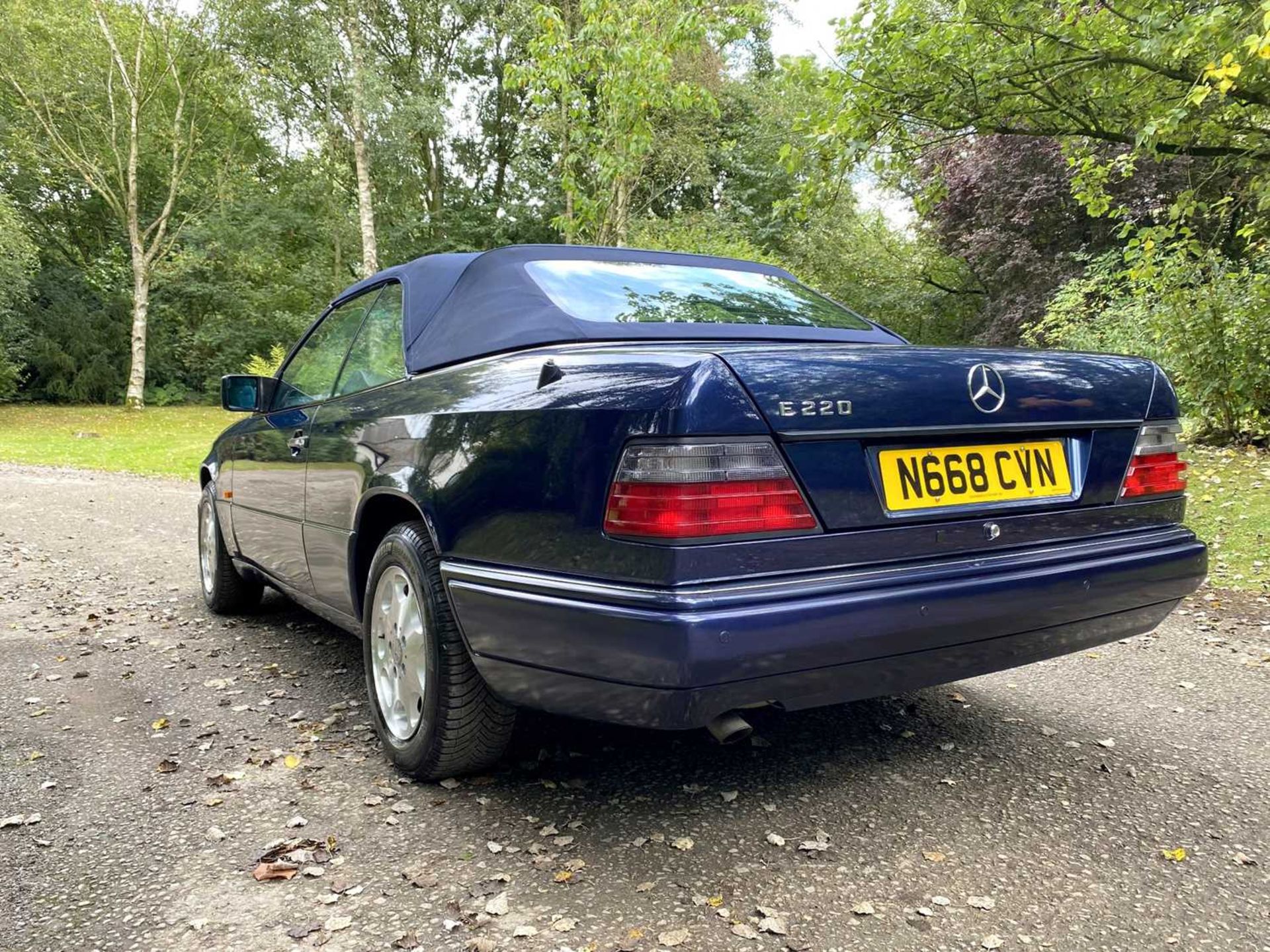 1995 Mercedes-Benz E220 Cabriolet A simply exceptional example of the increasingly desirable pillarl - Image 27 of 79