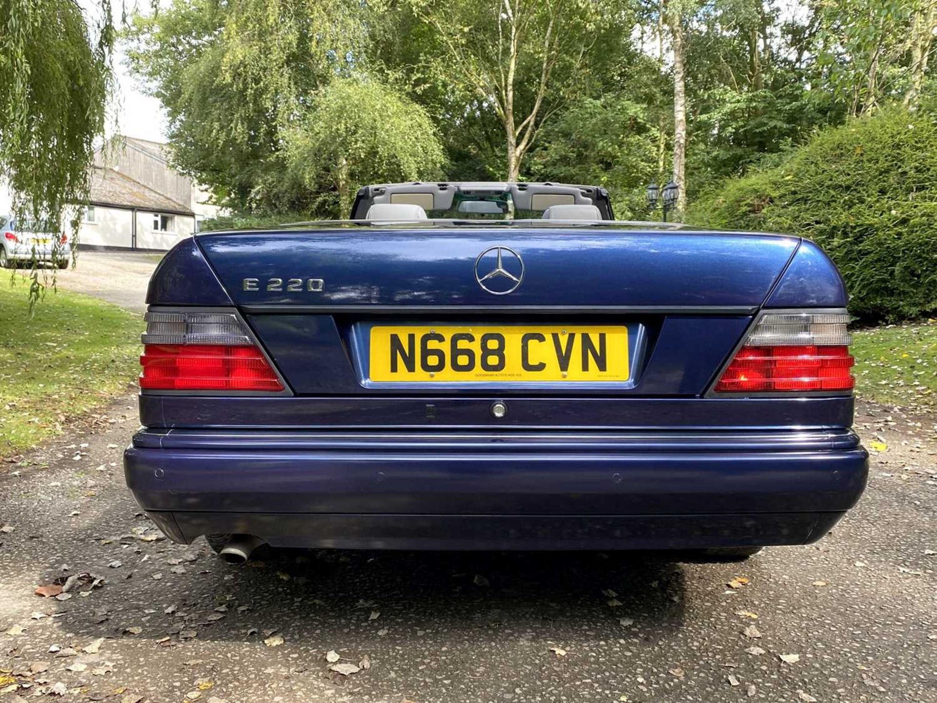 1995 Mercedes-Benz E220 Cabriolet A simply exceptional example of the increasingly desirable pillarl - Image 20 of 79