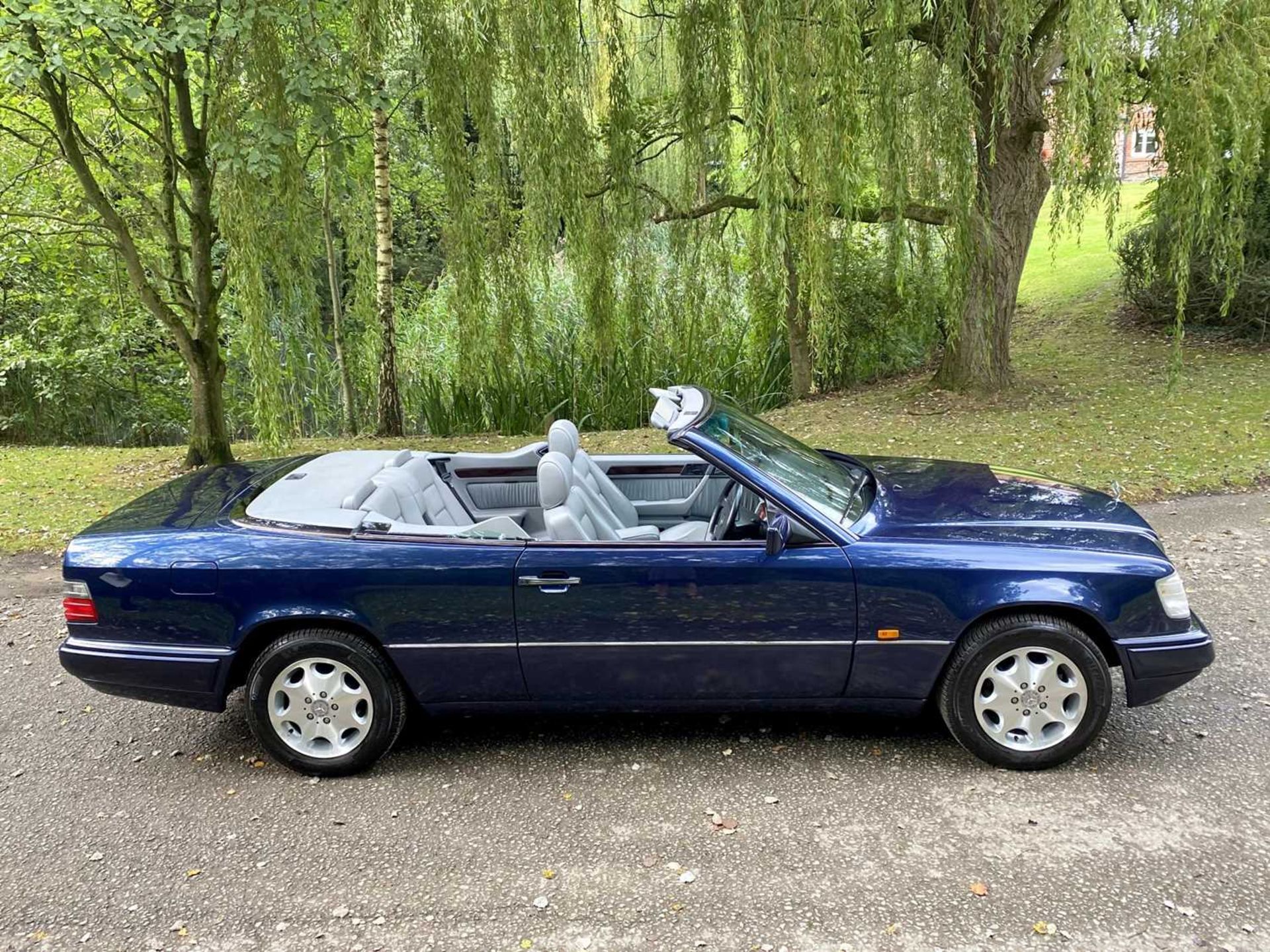 1995 Mercedes-Benz E220 Cabriolet A simply exceptional example of the increasingly desirable pillarl - Image 16 of 79