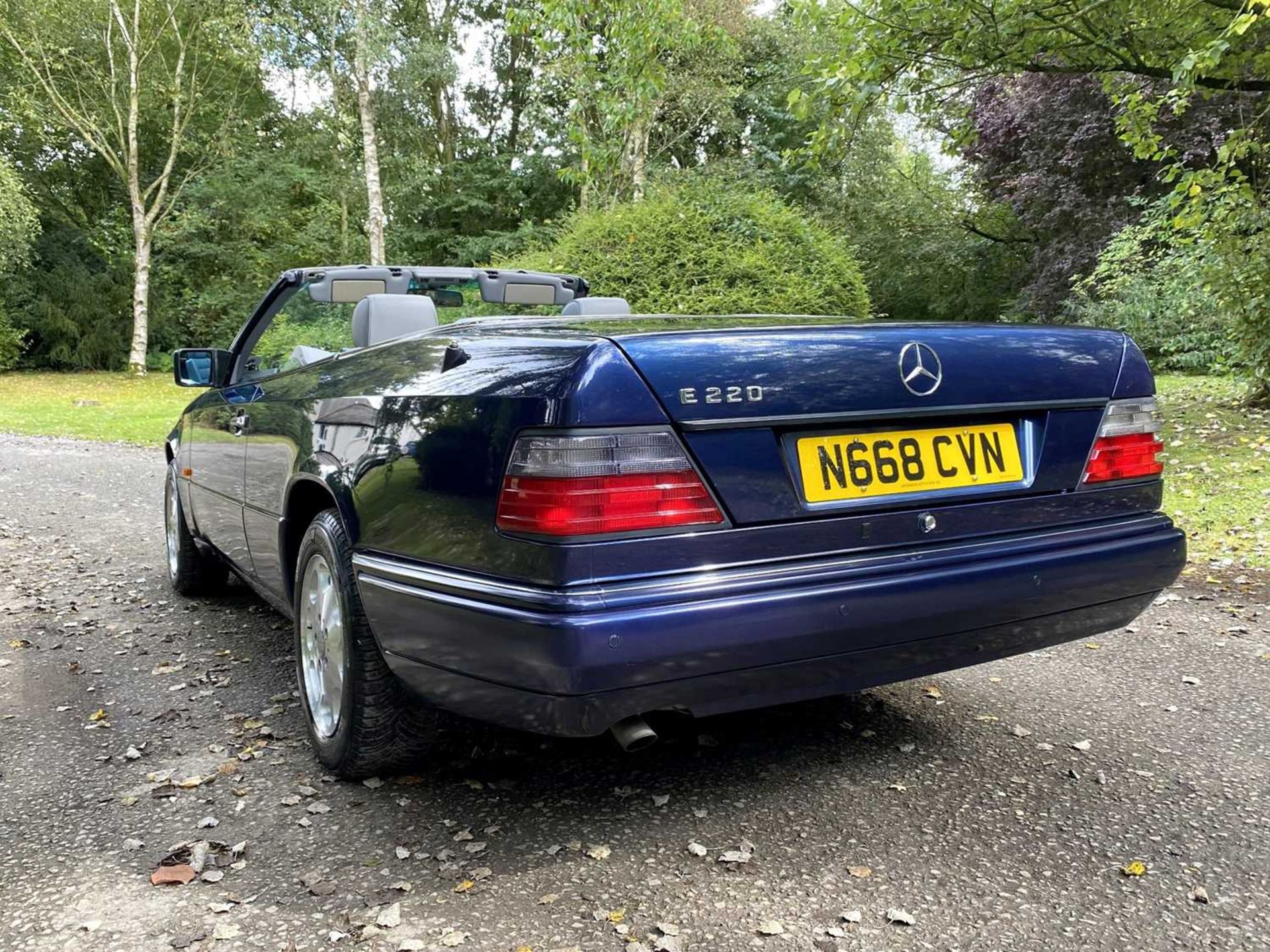 1995 Mercedes-Benz E220 Cabriolet A simply exceptional example of the increasingly desirable pillarl - Image 25 of 79