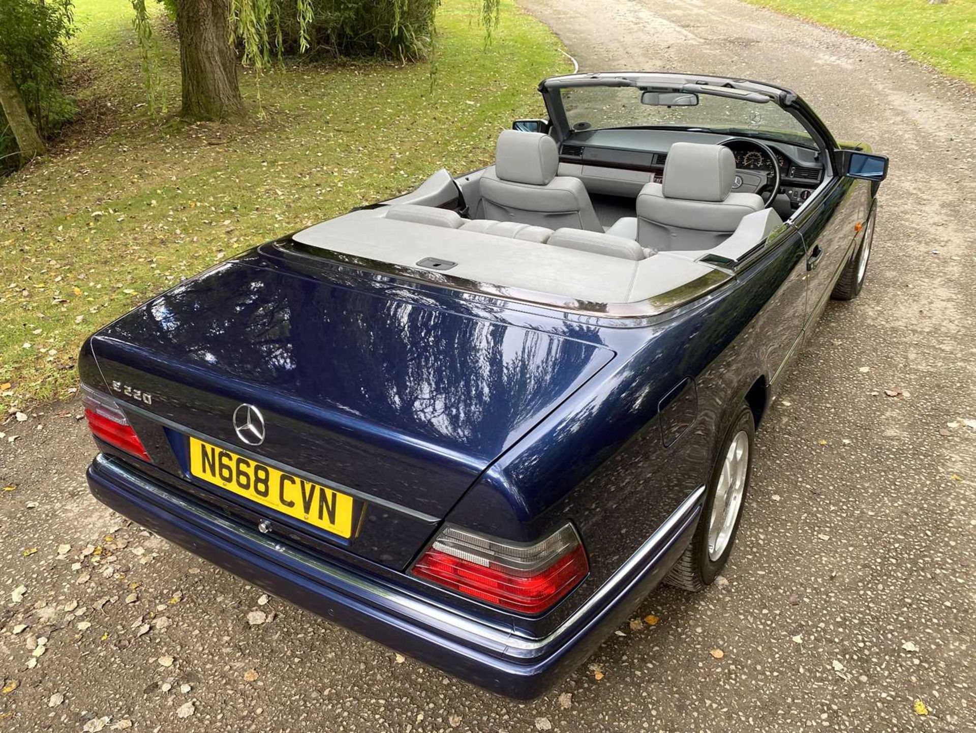 1995 Mercedes-Benz E220 Cabriolet A simply exceptional example of the increasingly desirable pillarl - Image 32 of 79
