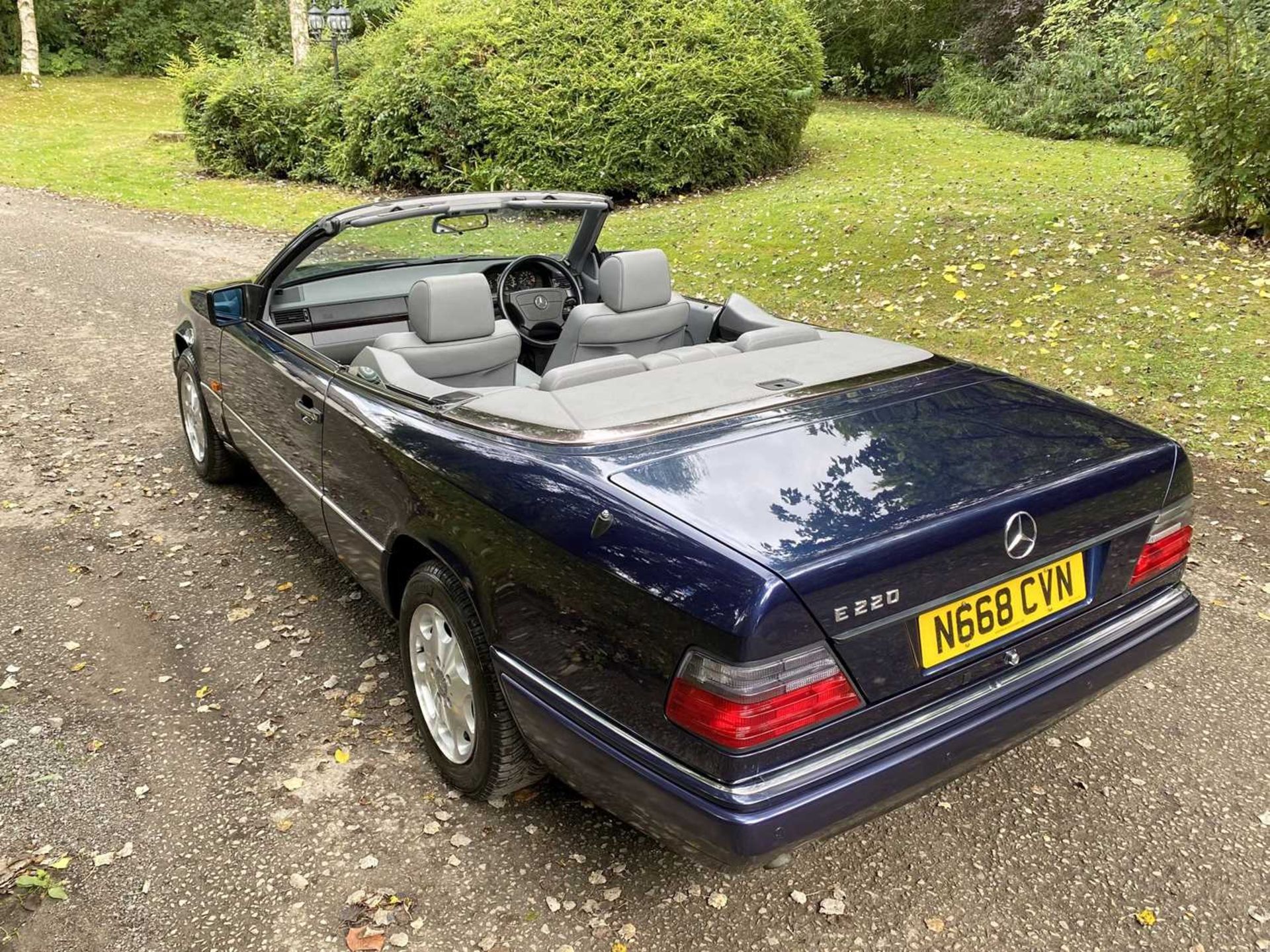 1995 Mercedes-Benz E220 Cabriolet A simply exceptional example of the increasingly desirable pillarl - Image 33 of 79