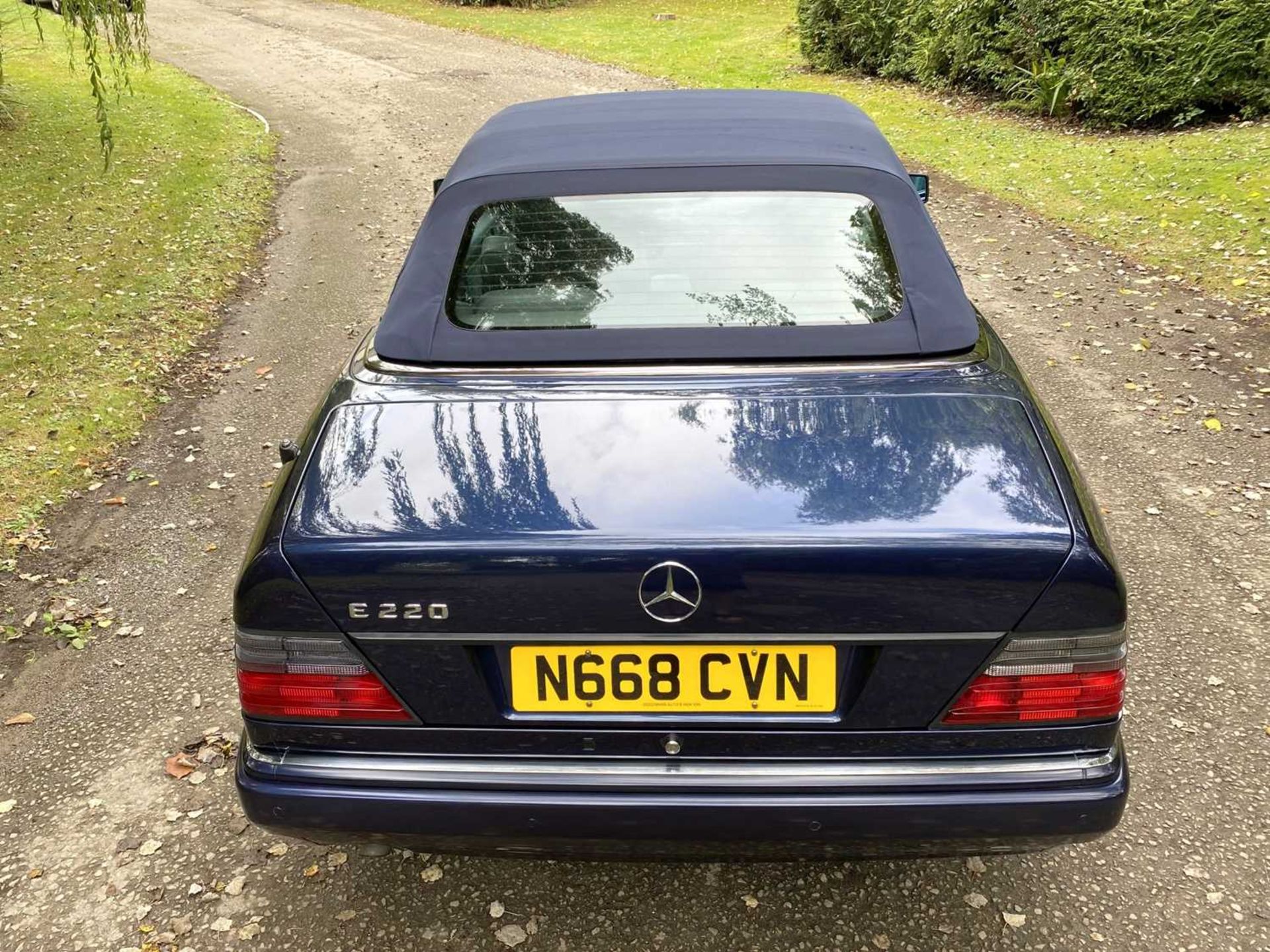 1995 Mercedes-Benz E220 Cabriolet A simply exceptional example of the increasingly desirable pillarl - Image 23 of 79