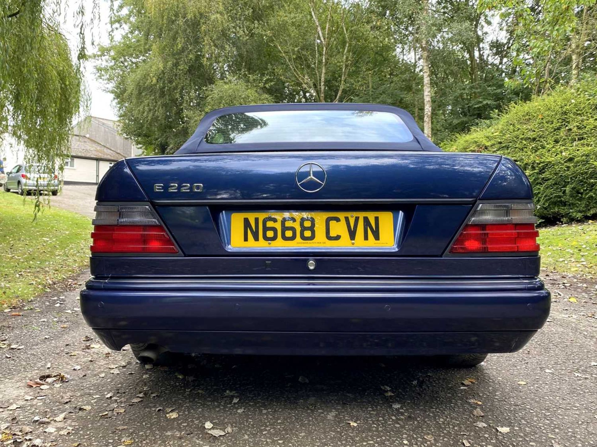 1995 Mercedes-Benz E220 Cabriolet A simply exceptional example of the increasingly desirable pillarl - Image 21 of 79